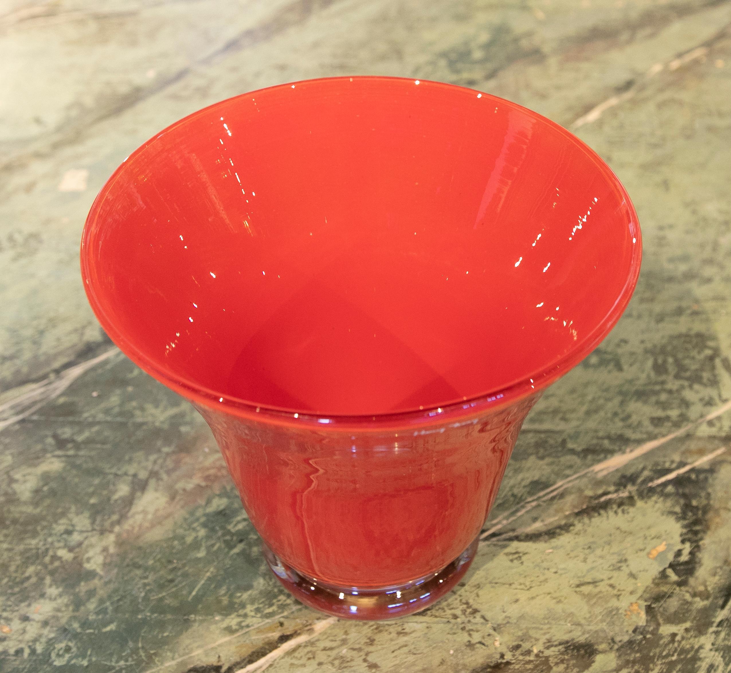 Vase en verre rouge fait à la main et signé par Henry Dean en vente 5