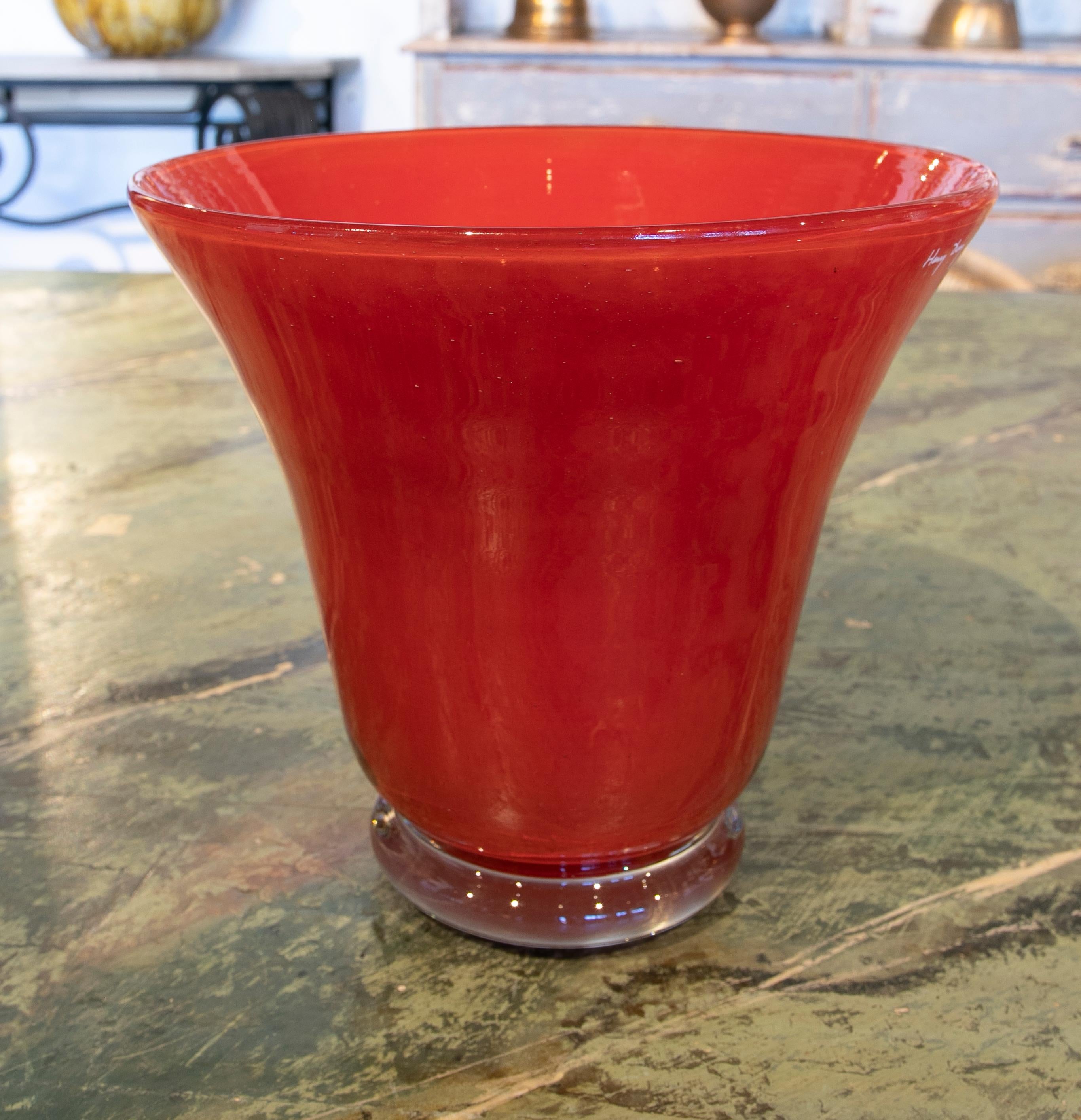 Français Vase en verre rouge fait à la main et signé par Henry Dean en vente