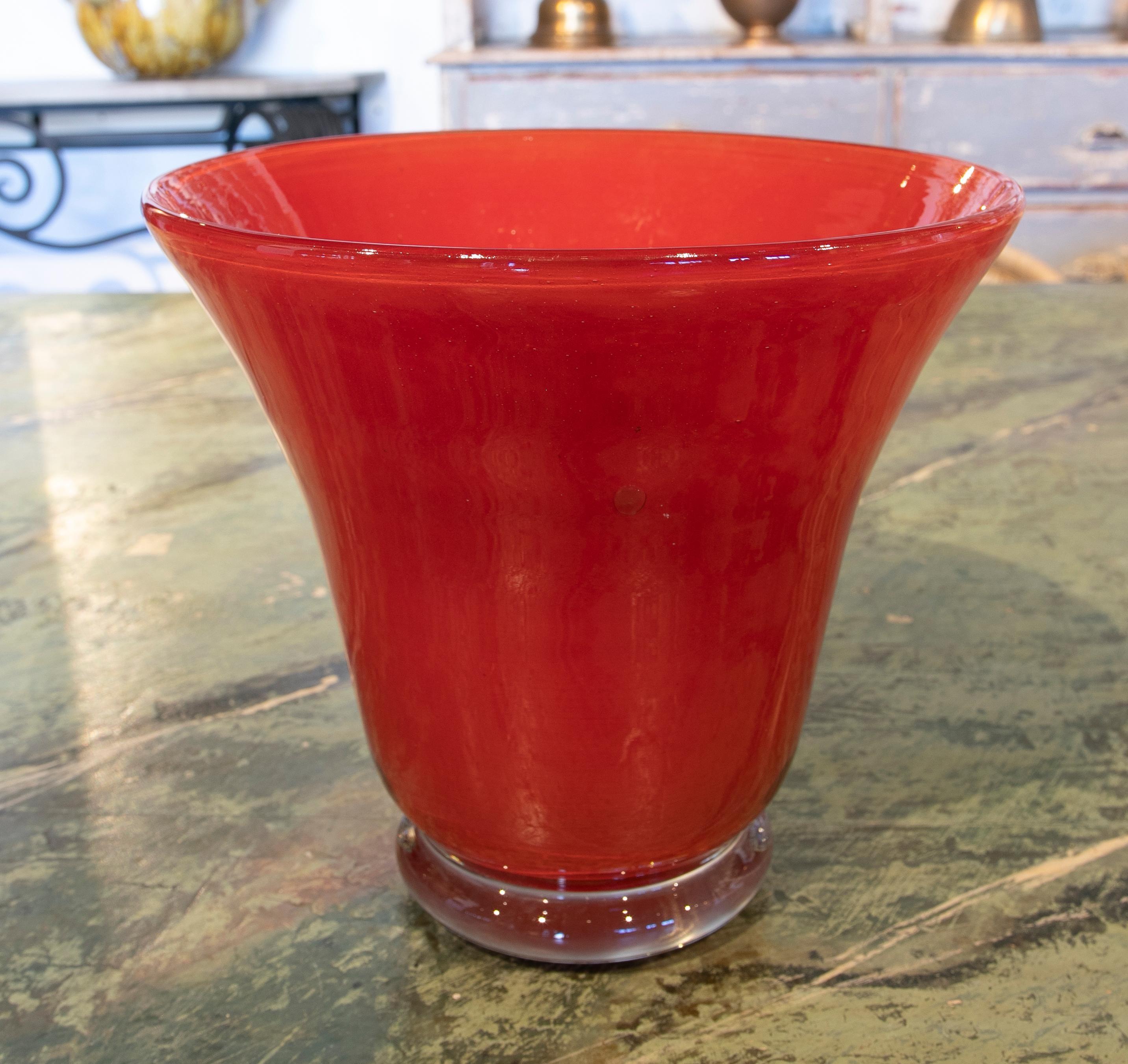 20ième siècle Vase en verre rouge fait à la main et signé par Henry Dean en vente