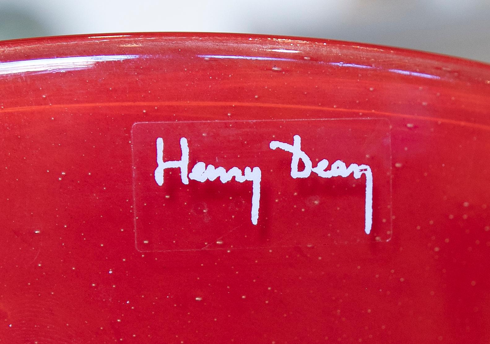 Vase en verre rouge fait à la main et signé par Henry Dean en vente 3