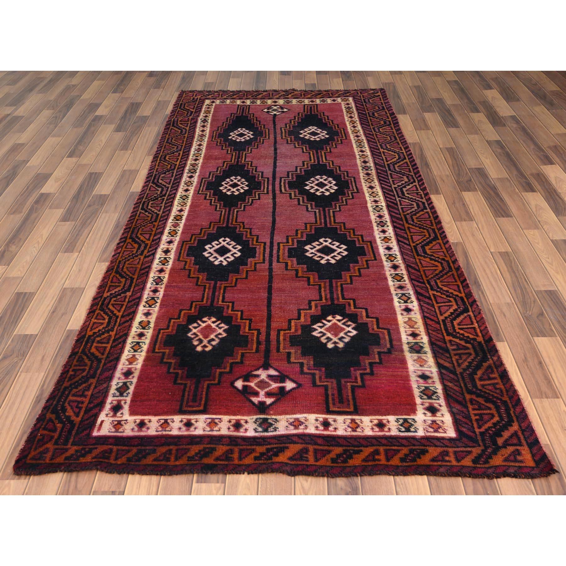 Dieser fabelhafte, handgeknüpfte Teppich wurde für zusätzliche Festigkeit und Haltbarkeit entwickelt und gestaltet. Dieser Teppich wurde in wochenlanger Handarbeit nach der traditionellen Methode der Teppichherstellung gefertigt. Dies ist wirklich