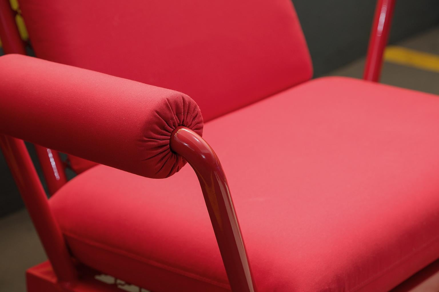 Handgefertigter roter PK6-Sessel mit Kohlenstoffstahlstruktur und Metallgeflecht von Paulo Kobylka (21. Jahrhundert und zeitgenössisch) im Angebot