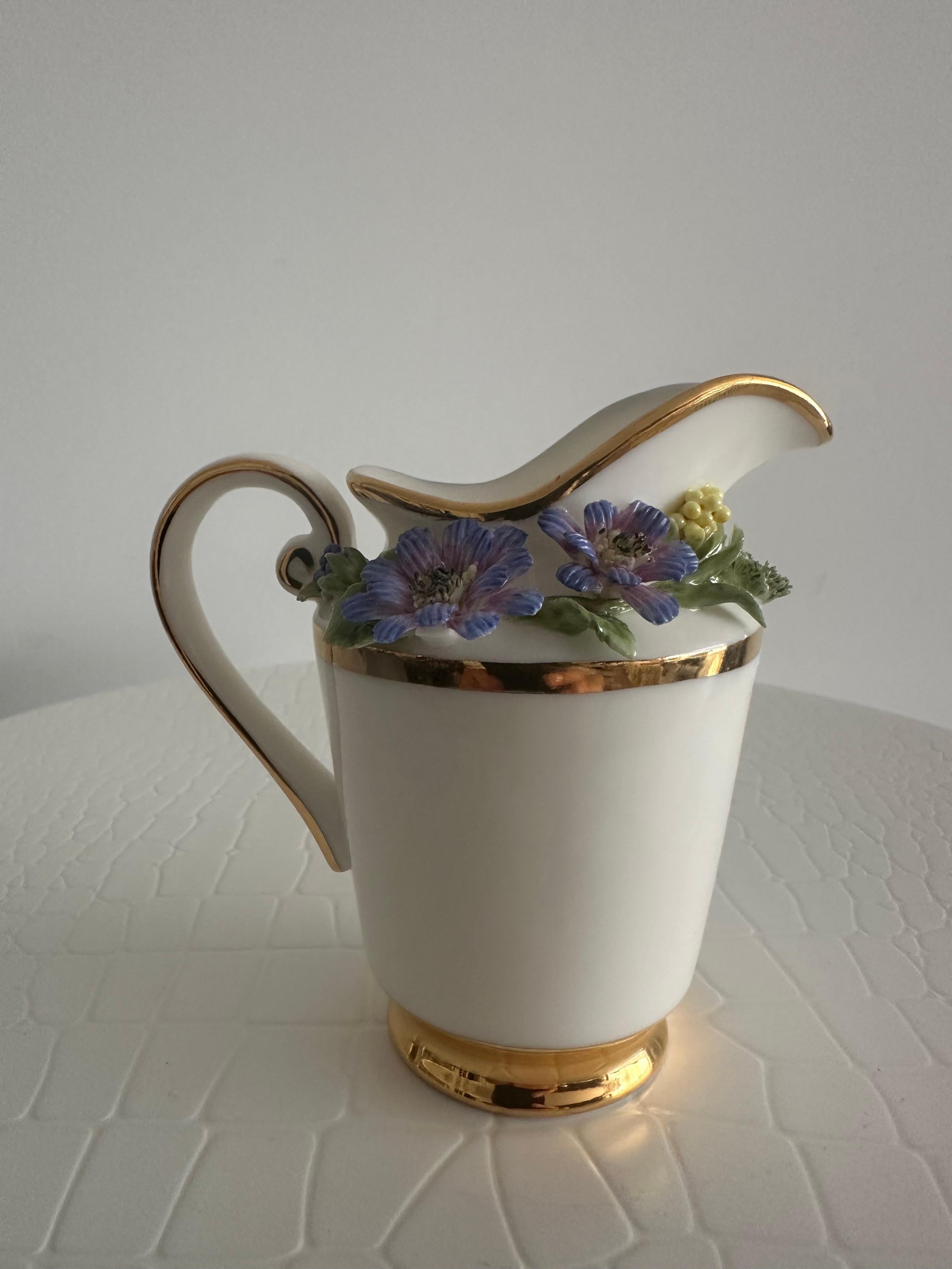 Handgefertigtes Relief Gießen Porzellan Dekorative Brombeeren Design Milchkännchen
Bei dieser dreidimensionalen Gestaltungstechnik auf Porzellan wird durch Hinzufügen oder Entfernen von Ton ein erhabenes oder skulpturales Muster auf einer flachen