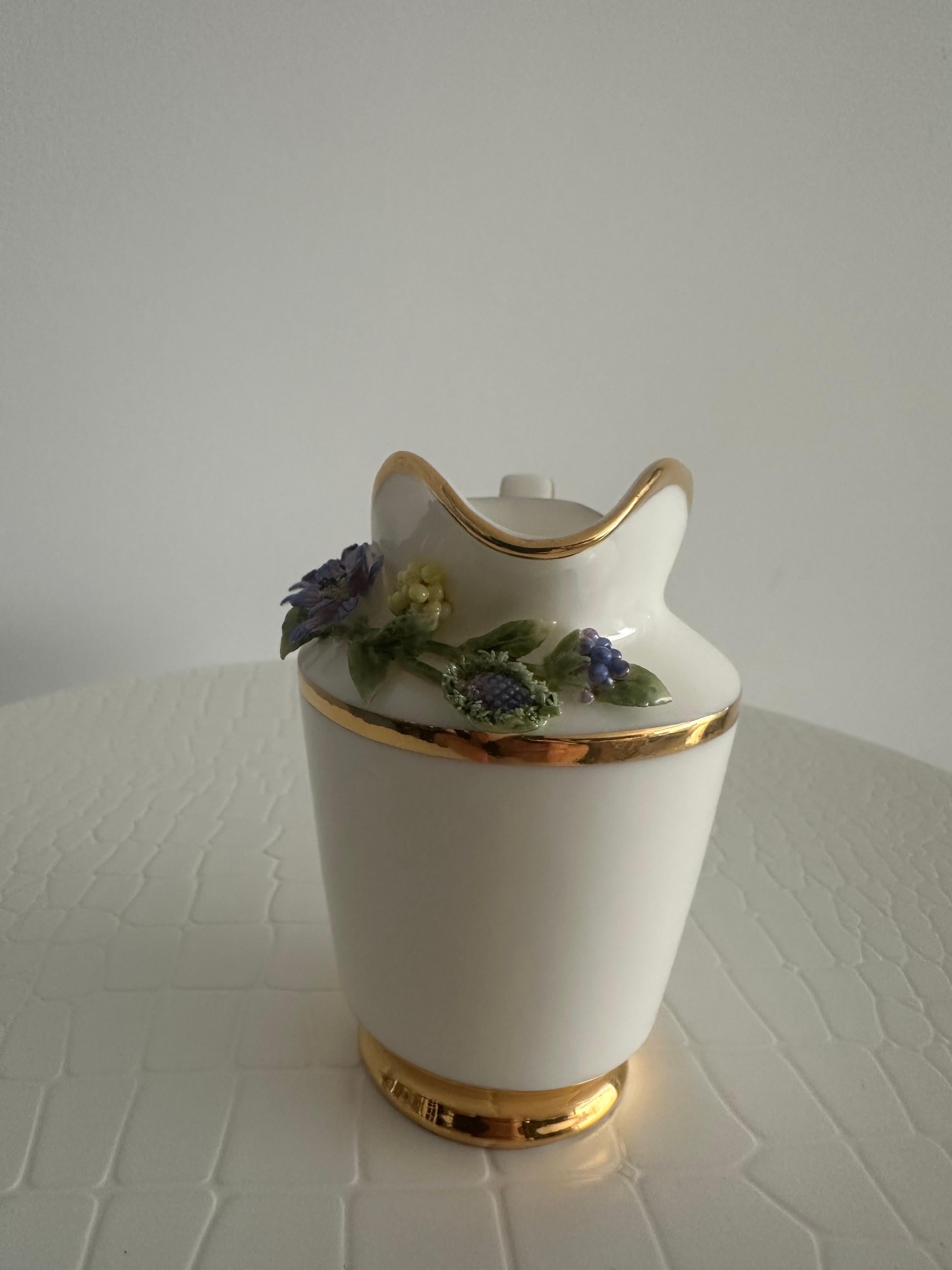 Handgefertigtes Relief Gießen Porzellan Dekorative Brombeeren Design Milchkännchen (Italienisch) im Angebot