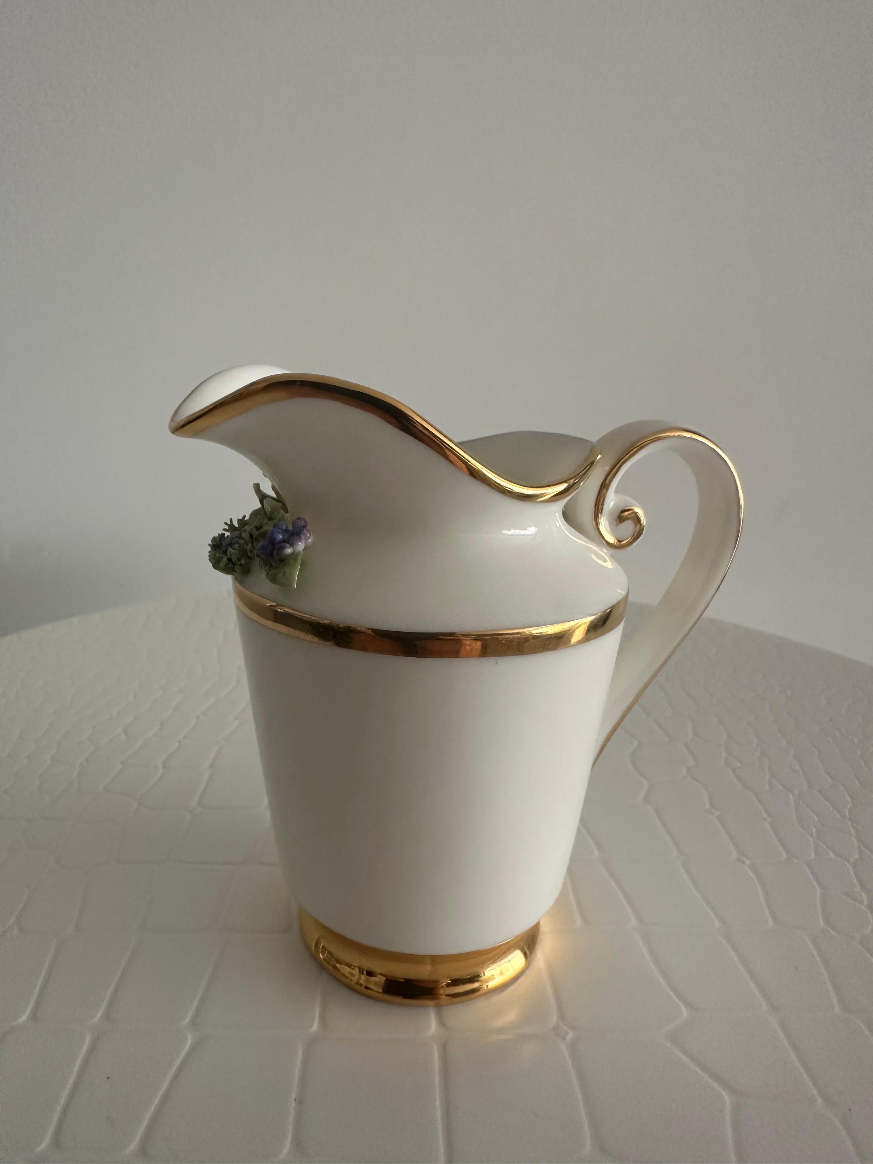 Handgefertigtes Relief Gießen Porzellan Dekorative Brombeeren Design Milchkännchen im Zustand „Hervorragend“ im Angebot in Hong Kong, HK