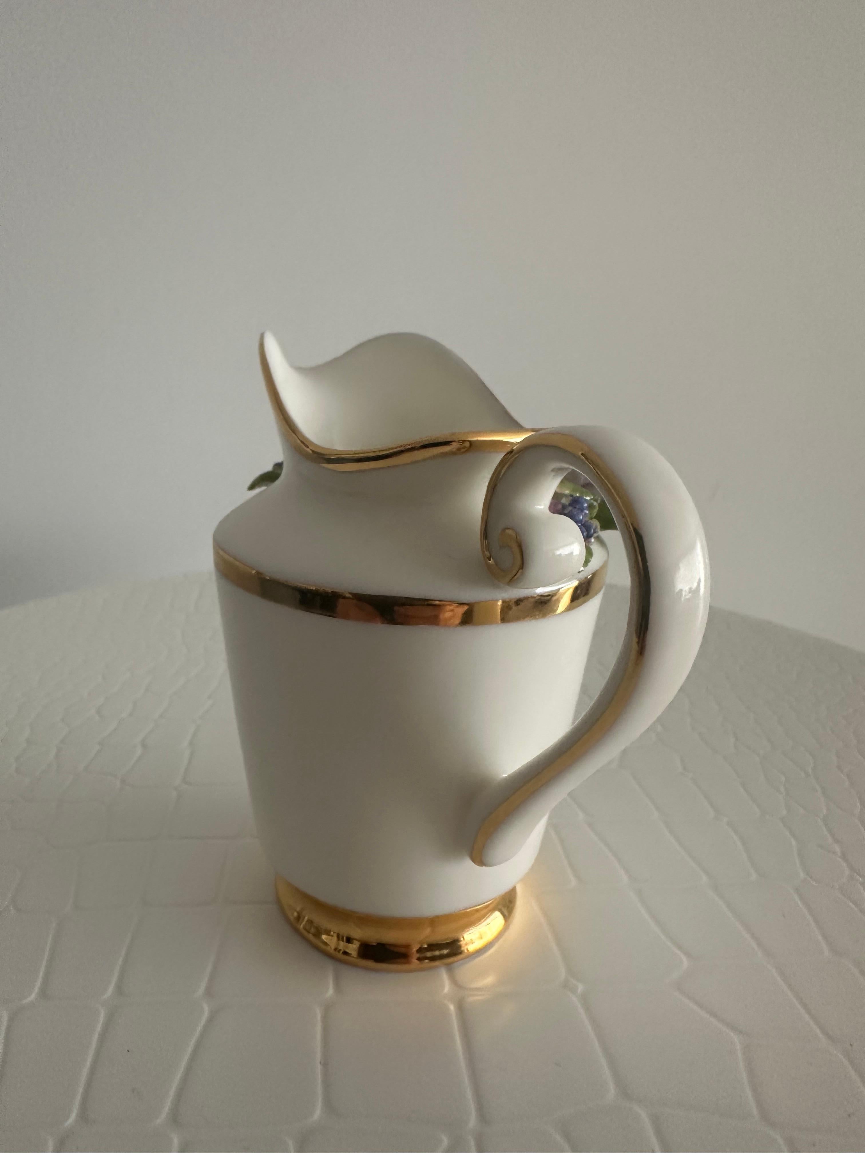 Handgefertigtes Relief Gießen Porzellan Dekorative Brombeeren Design Milchkännchen (21. Jahrhundert und zeitgenössisch) im Angebot