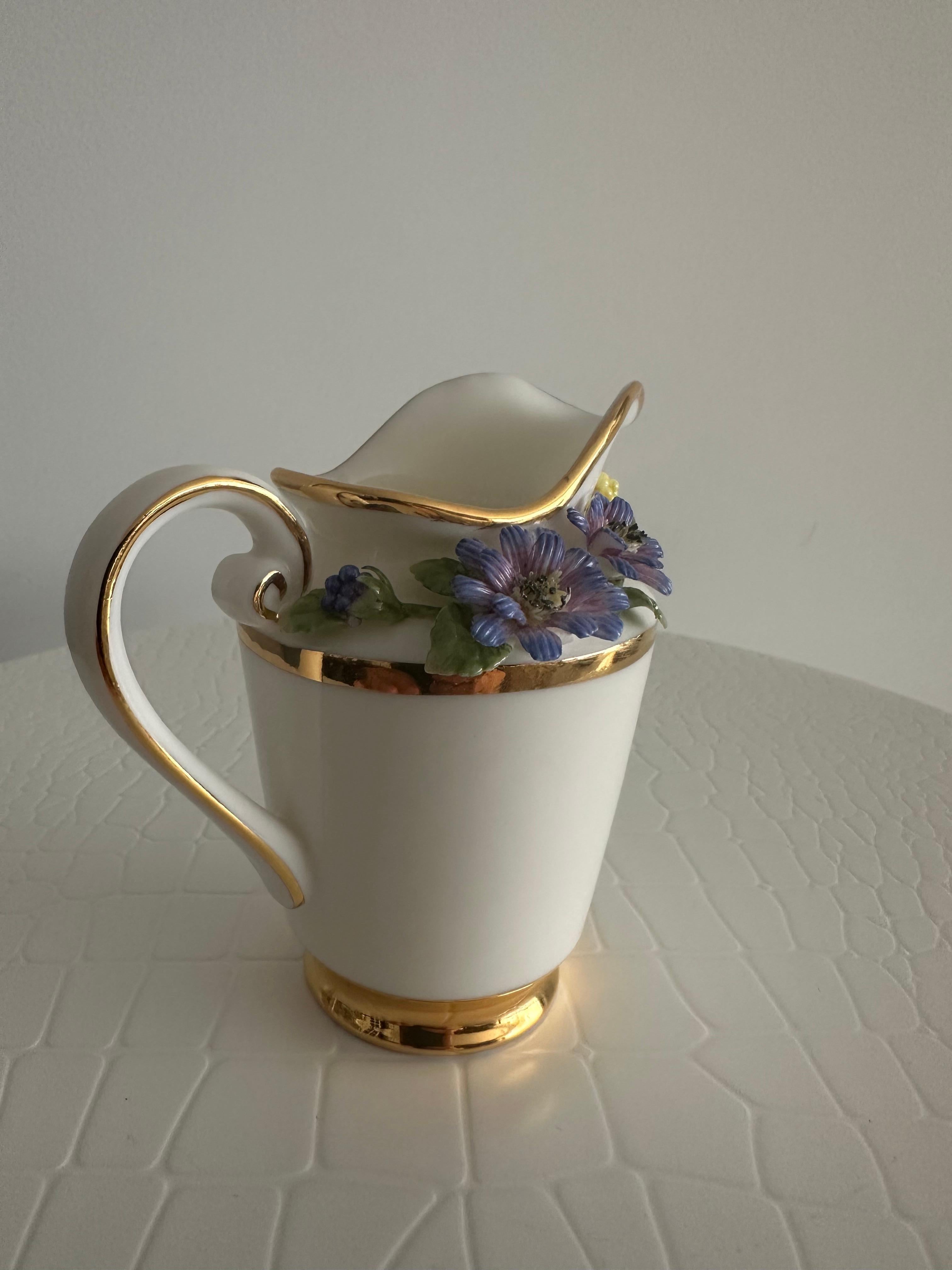 Handgefertigtes Relief Gießen Porzellan Dekorative Brombeeren Design Milchkännchen im Angebot 1
