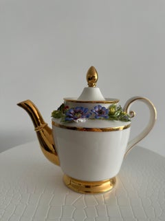 Maceta de porcelana decorativa con diseño de moras hecha a mano en relieve