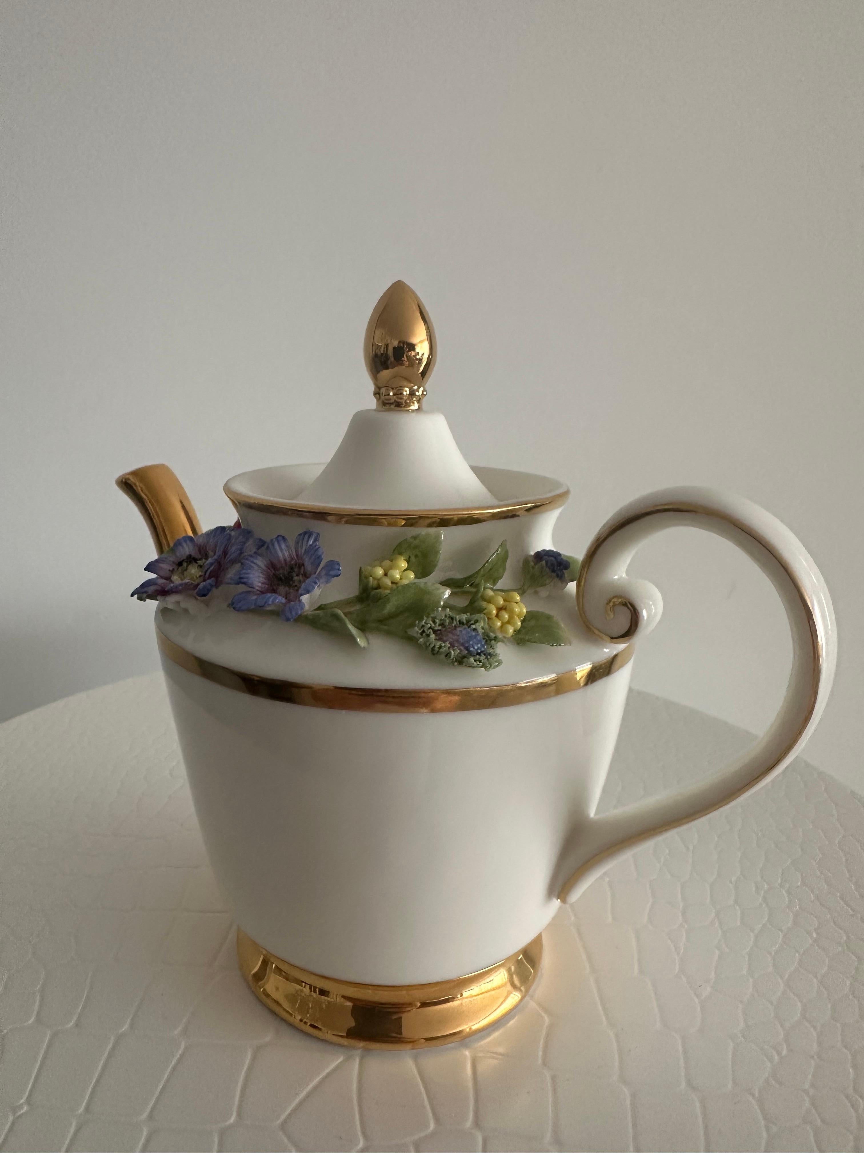 Handgefertigtes Relief Gießen Porzellan Dekorative Brombeeren Design Topf (Romantik) im Angebot