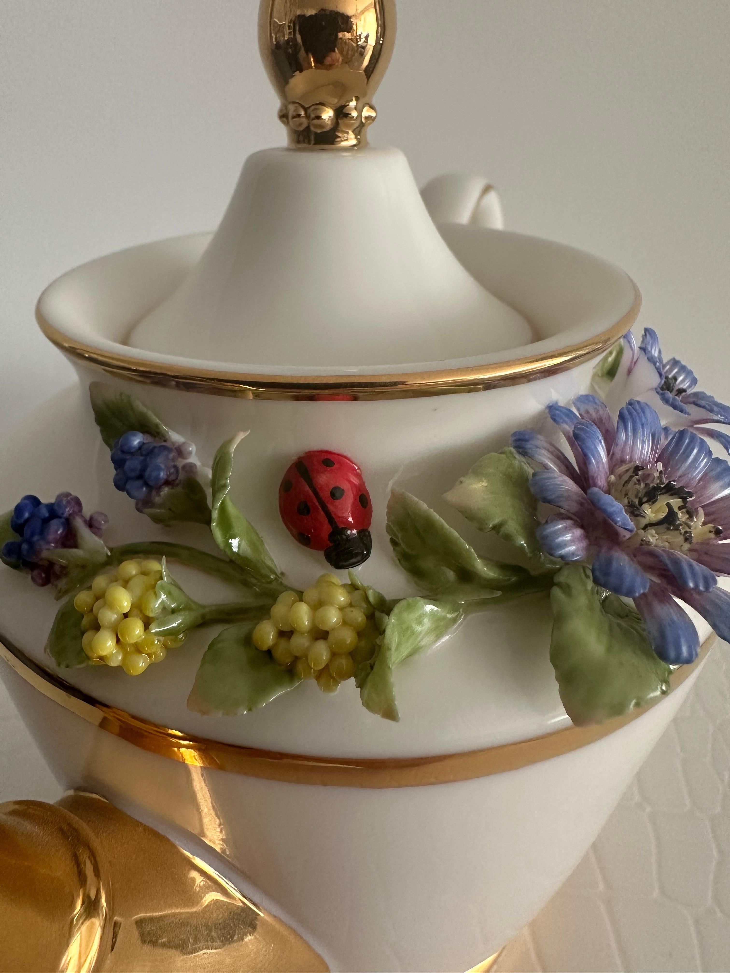 Handgefertigtes Relief Gießen Porzellan Dekorative Brombeeren Design Topf (21. Jahrhundert und zeitgenössisch) im Angebot