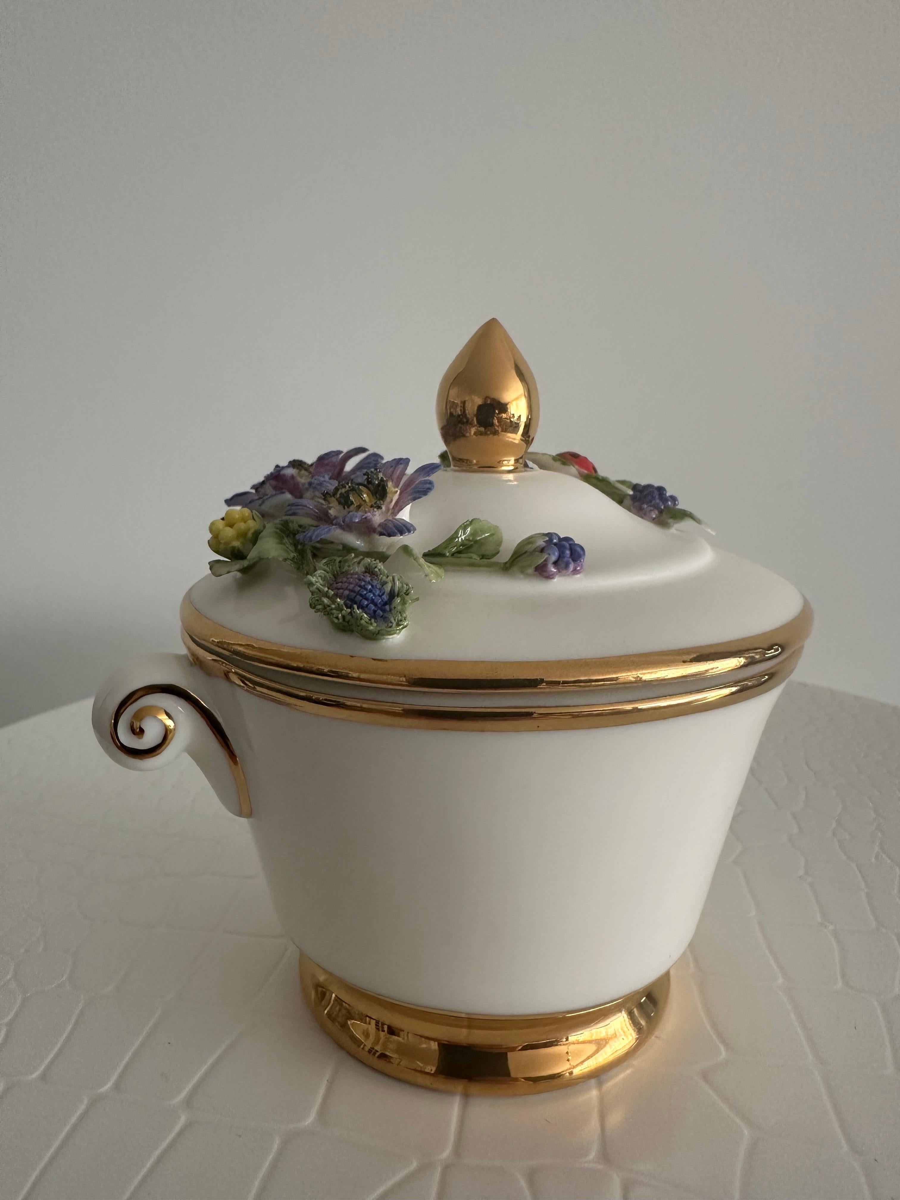 Handgefertigte Relief Gießen Porzellan Dekorative Brombeeren Design Zuckerdose im Zustand „Hervorragend“ im Angebot in Hong Kong, HK