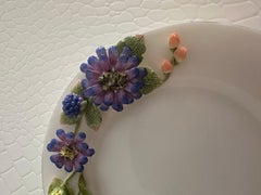 Piatto decorativo in porcellana a rilievo fatto a mano con design a forma di mora
