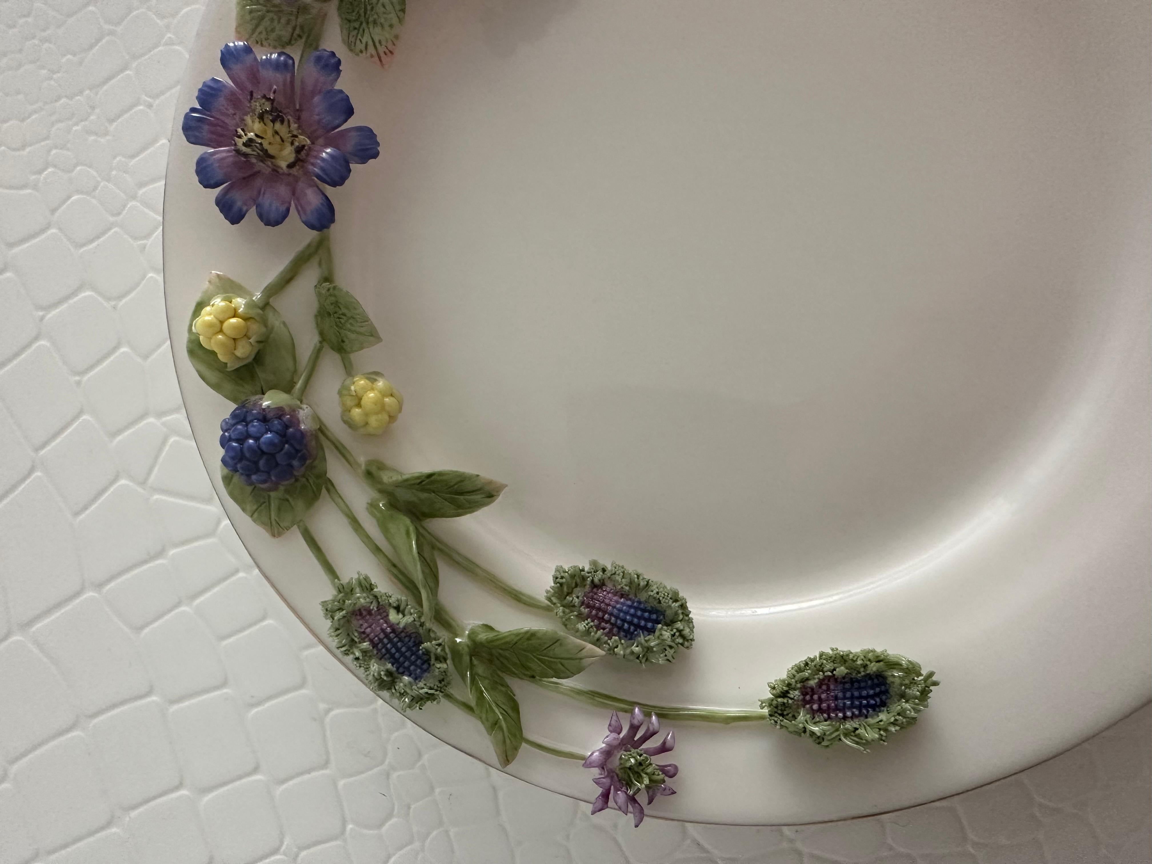 Handgefertigter Reliefguß Porzellan Dekorativer Brombeer-Design-Teller (Romantik) im Angebot