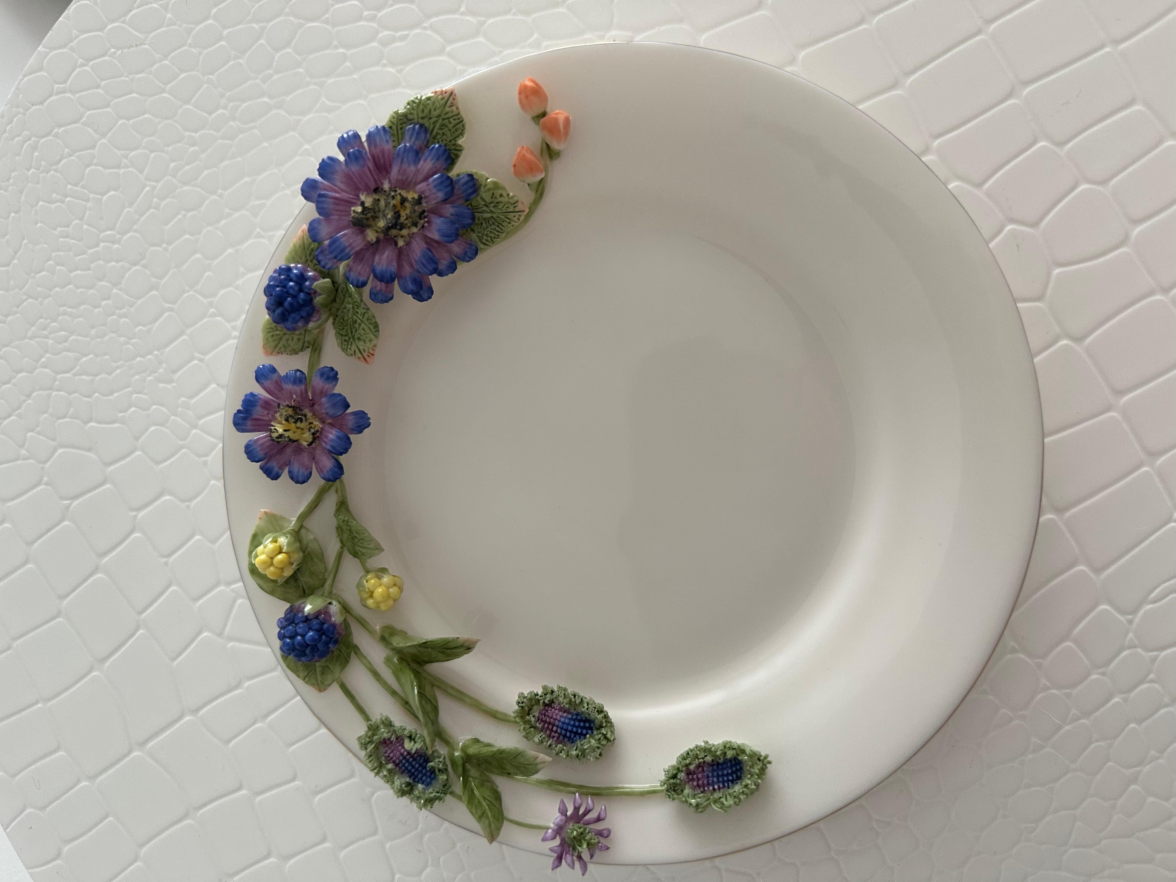 Handgefertigter Reliefguß Porzellan Dekorativer Brombeer-Design-Teller im Angebot 1