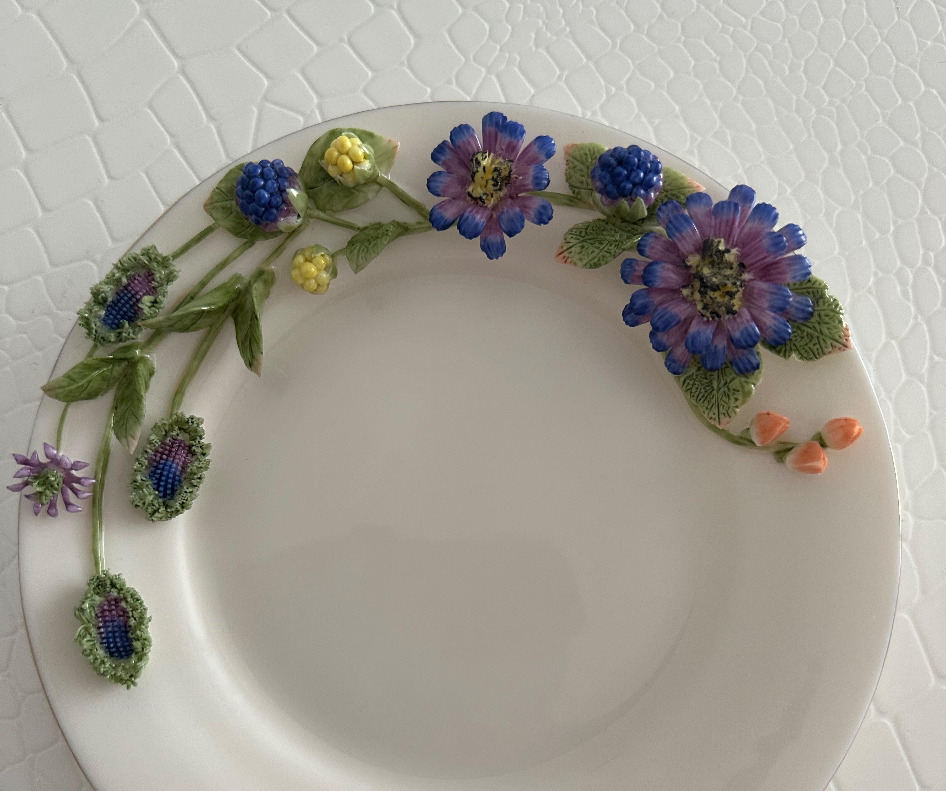 Handgefertigter Reliefguß Porzellan Dekorativer Brombeer-Design-Teller im Angebot 2