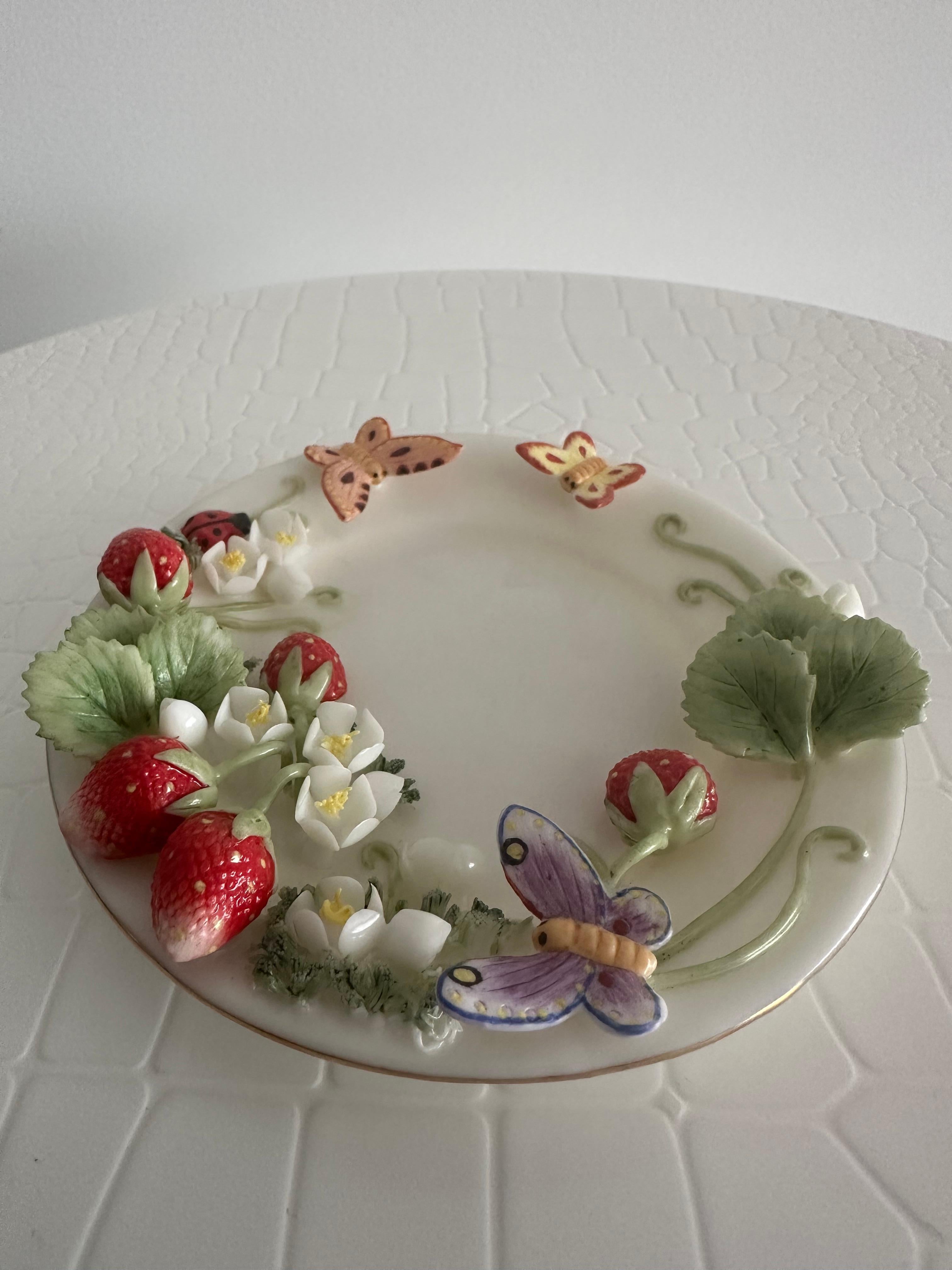 Set di tazze in porcellana decorativa con fragole selvatiche fatte a mano e modellate a rilievo in vendita 2