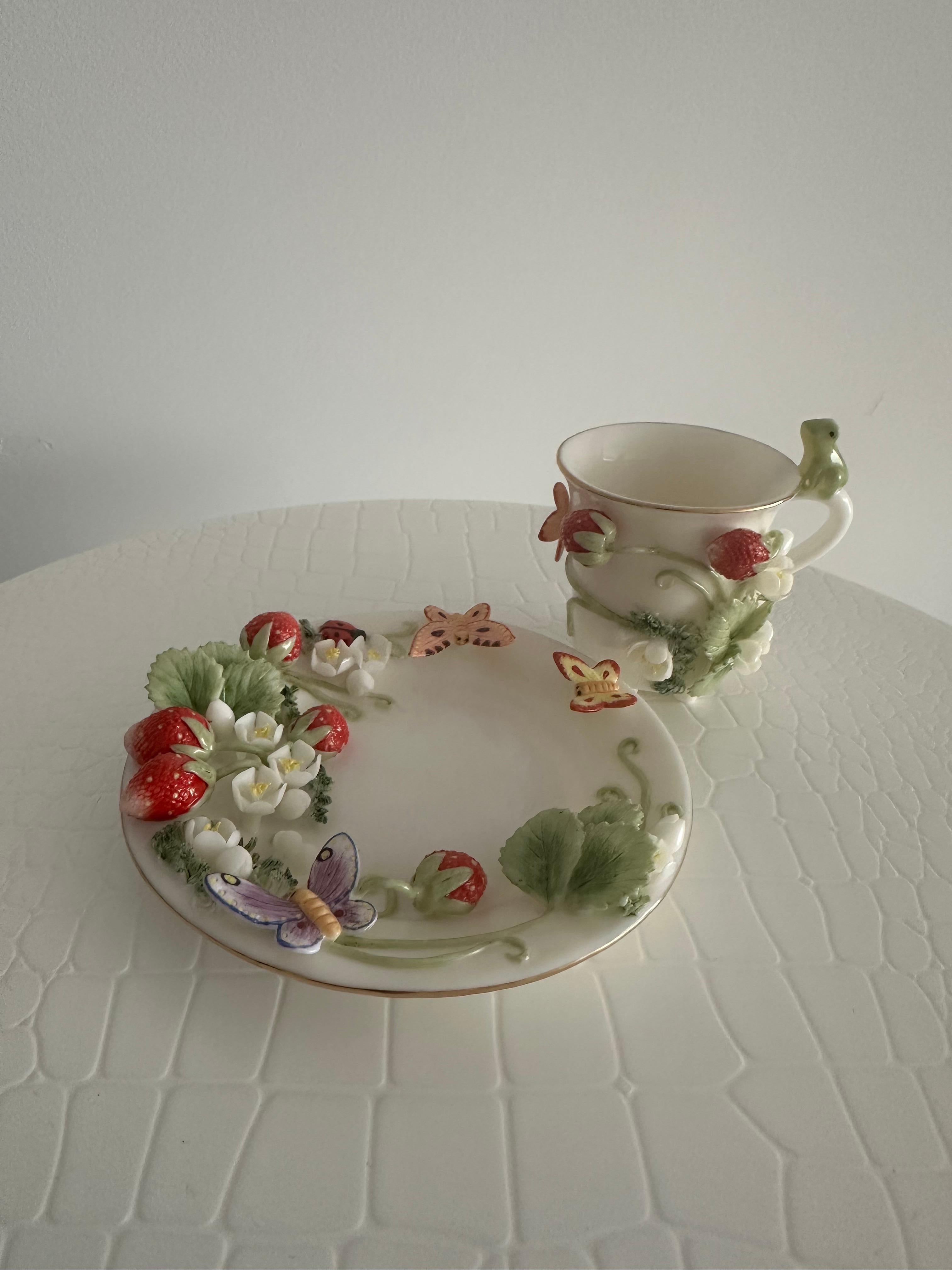 Set di tazze in porcellana decorativa con fragole selvatiche fatte a mano e modellate a rilievo
La tecnica di disegno tridimensionale su porcellana, che utilizza lo stampaggio a rilievo, consiste nel creare un disegno in rilievo o scolpito su una