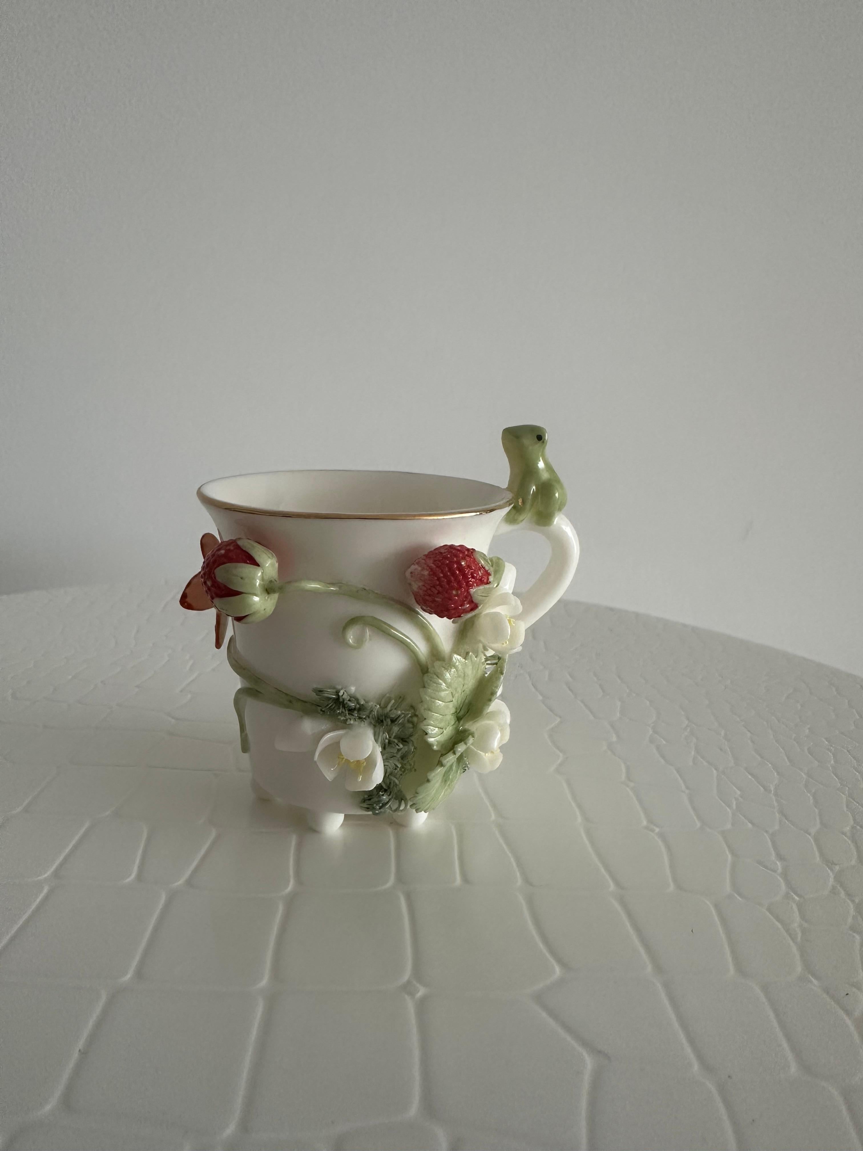 Romantico Set di tazze in porcellana decorativa con fragole selvatiche fatte a mano e modellate a rilievo in vendita
