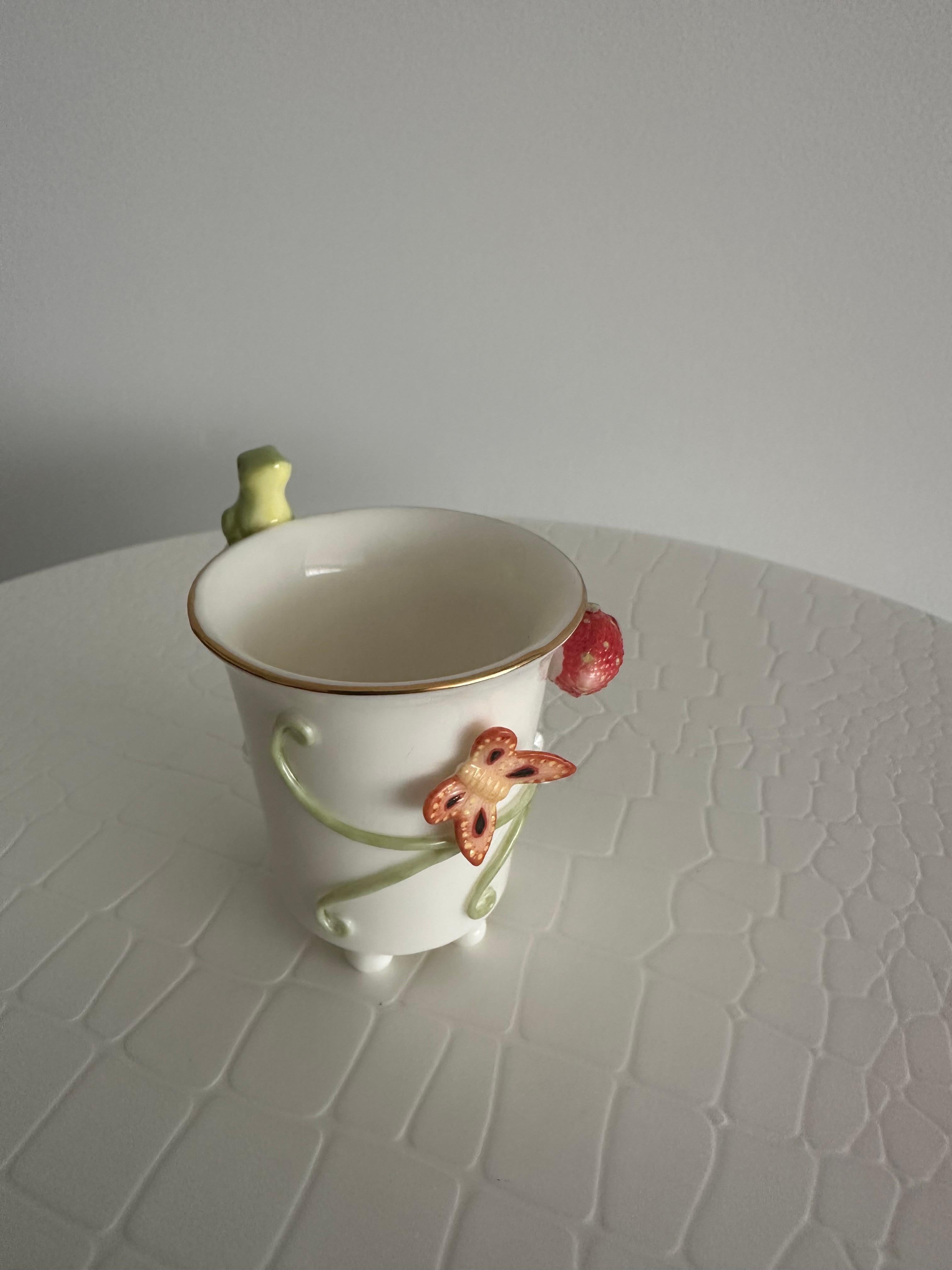 Italiano Set di tazze in porcellana decorativa con fragole selvatiche fatte a mano e modellate a rilievo in vendita
