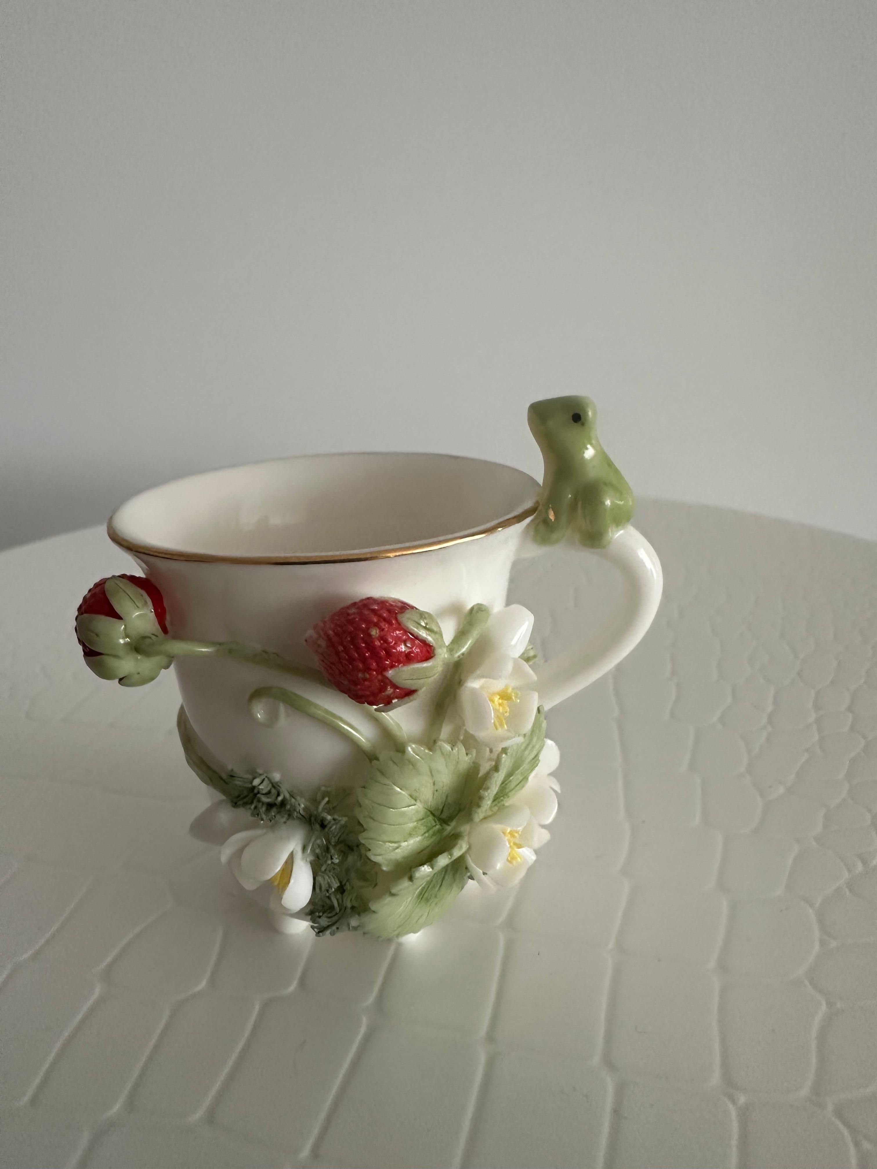 Fatto a mano Set di tazze in porcellana decorativa con fragole selvatiche fatte a mano e modellate a rilievo in vendita
