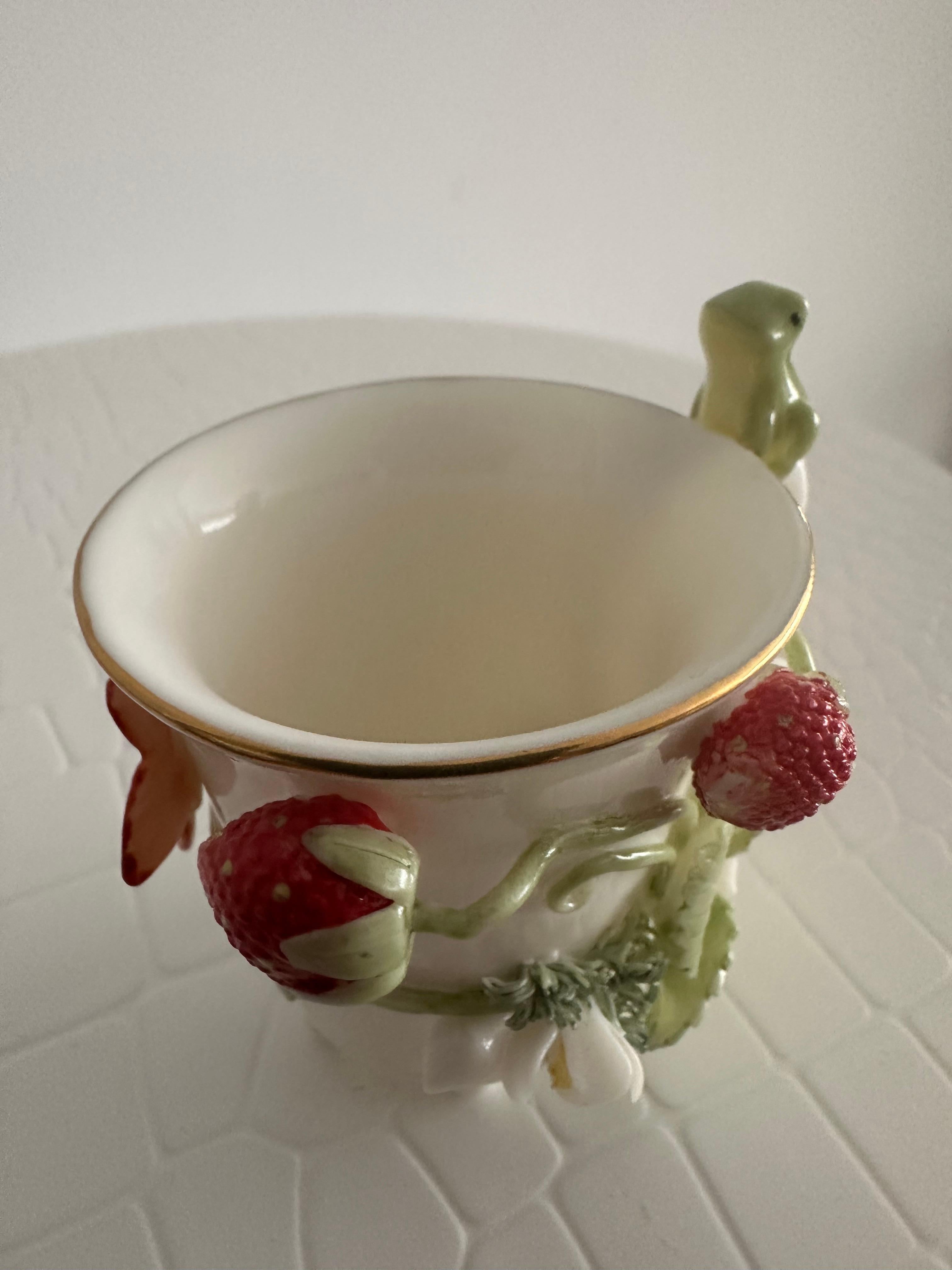 Set di tazze in porcellana decorativa con fragole selvatiche fatte a mano e modellate a rilievo In condizioni ottime in vendita a Hong Kong, HK