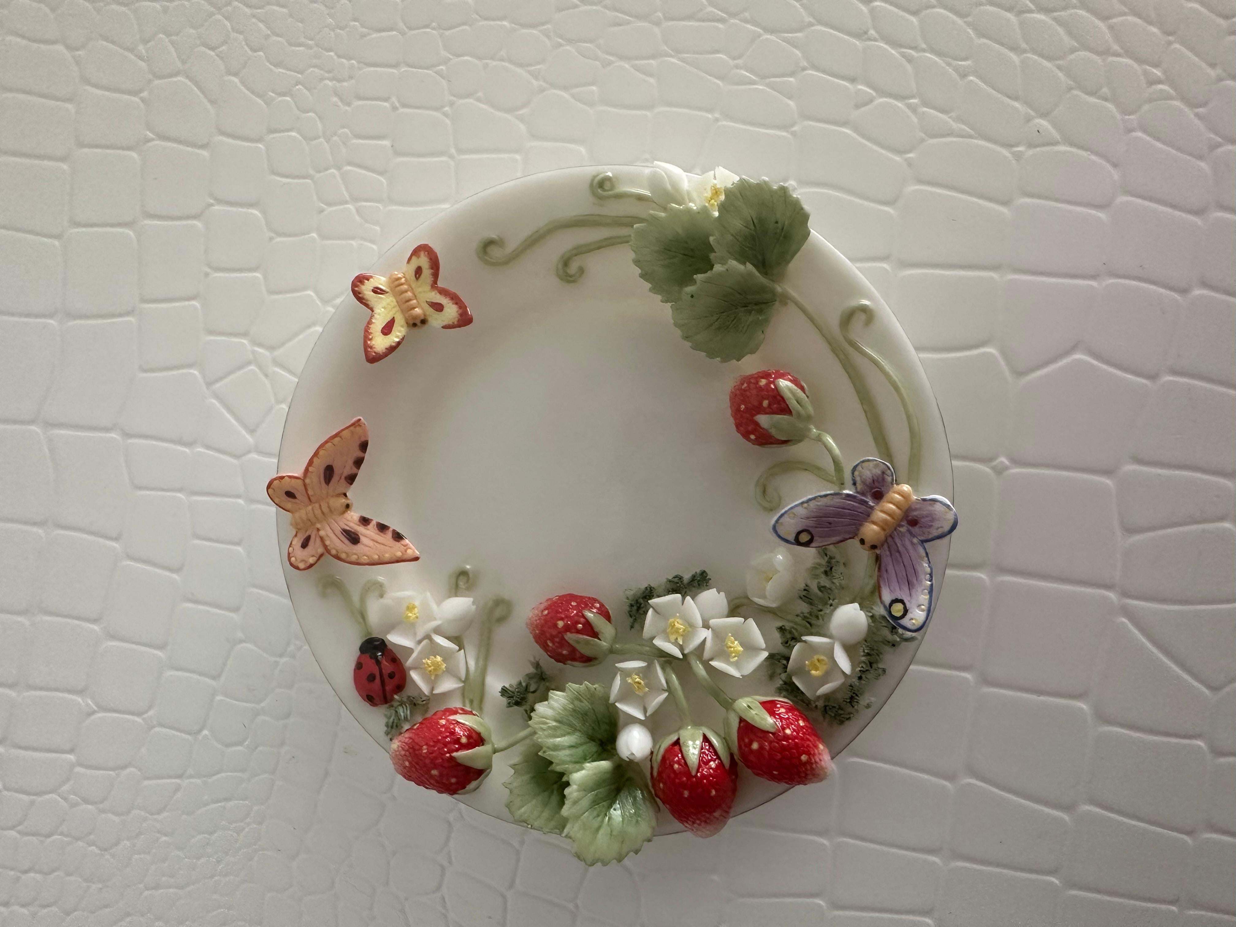 XXI secolo e contemporaneo Set di tazze in porcellana decorativa con fragole selvatiche fatte a mano e modellate a rilievo in vendita