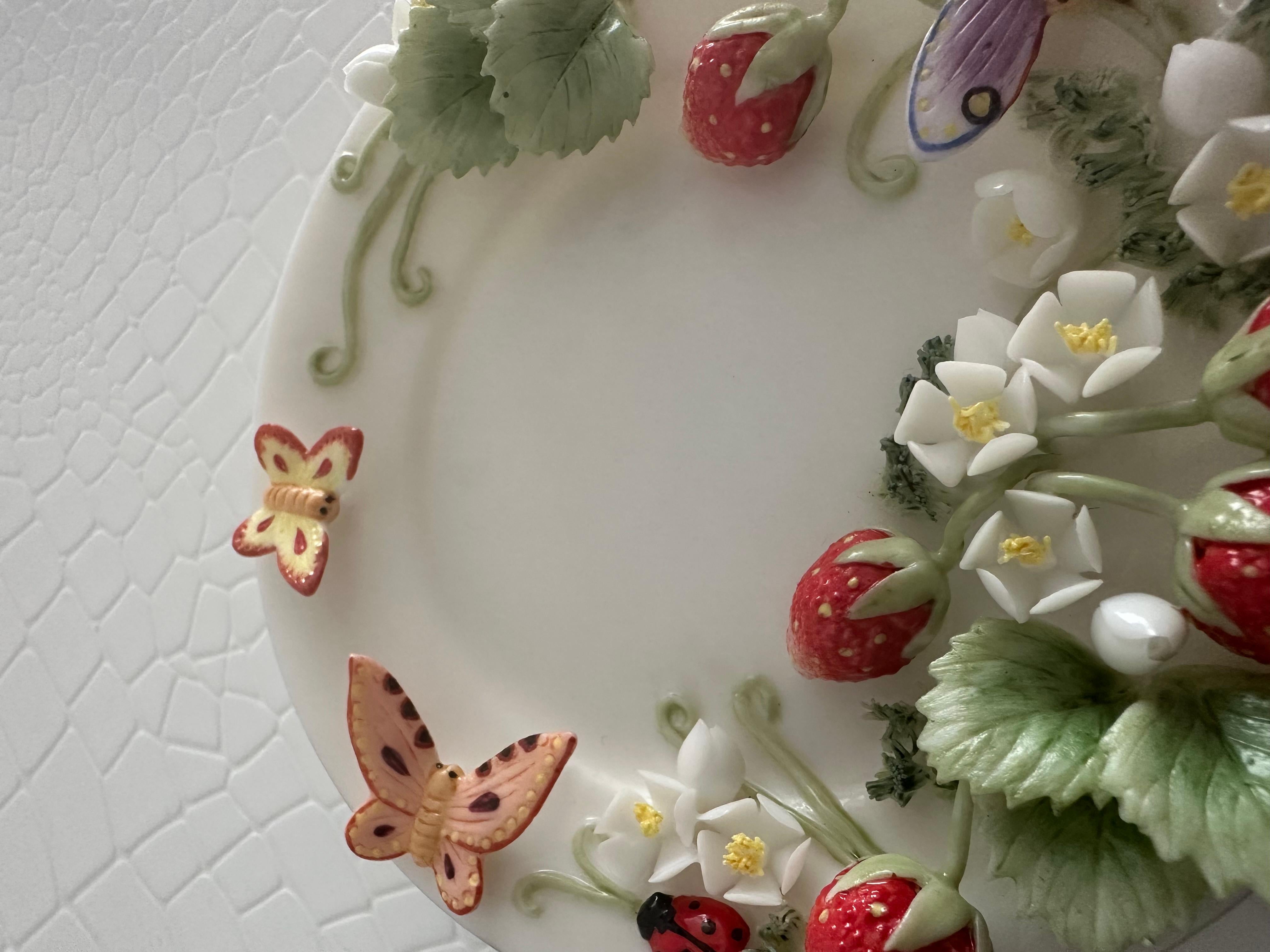 Set di tazze in porcellana decorativa con fragole selvatiche fatte a mano e modellate a rilievo in vendita 1
