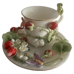 Set di tazze in porcellana decorativa con fragole selvatiche fatte a mano e modellate a rilievo