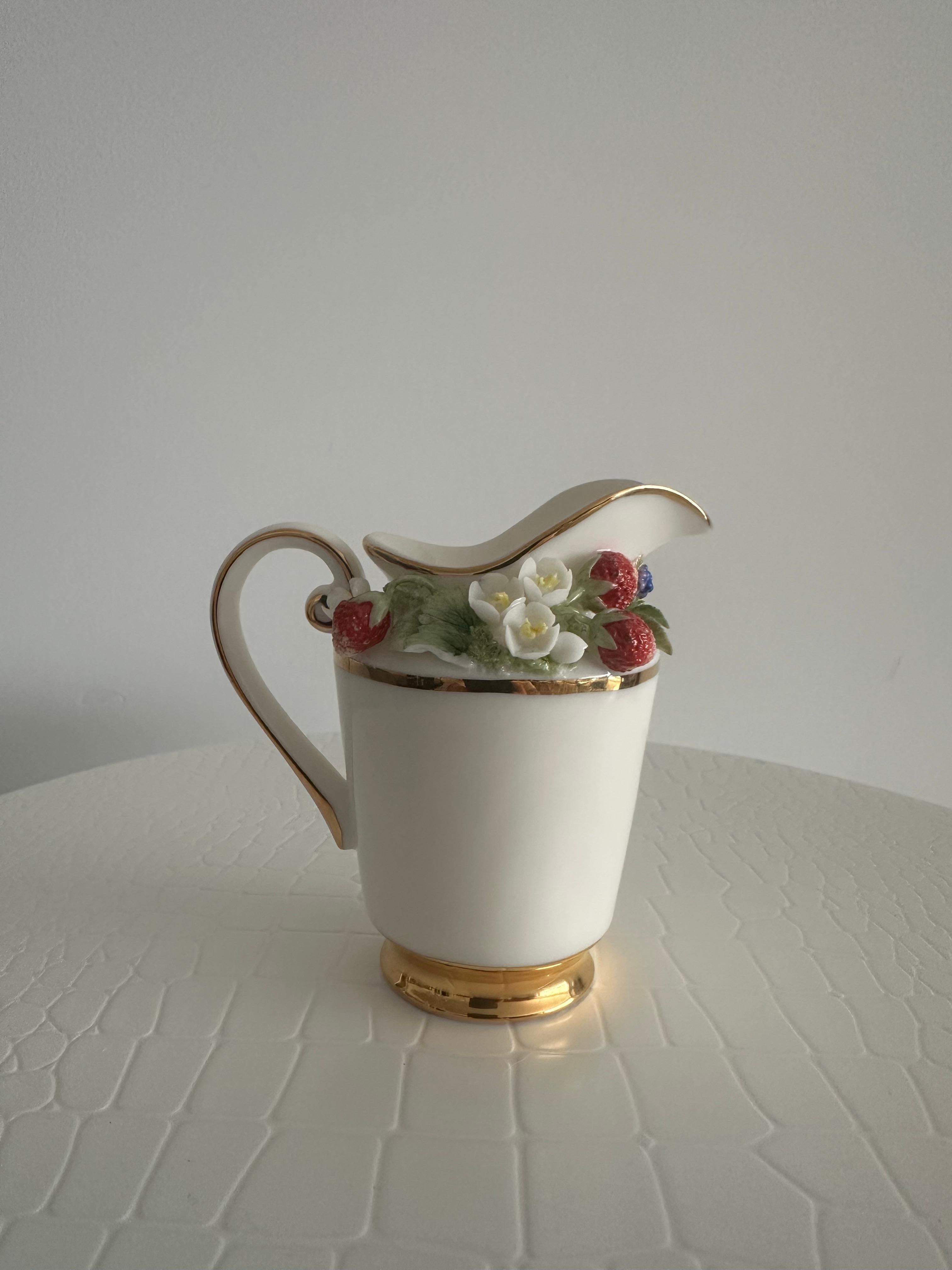 Handmade Relief Gießen Porzellan Dekorative Wilde Erdbeeren Design Milchkännchen
Bei dieser dreidimensionalen Gestaltungstechnik auf Porzellan wird durch Hinzufügen oder Entfernen von Ton ein erhabenes oder skulpturales Muster auf einer flachen