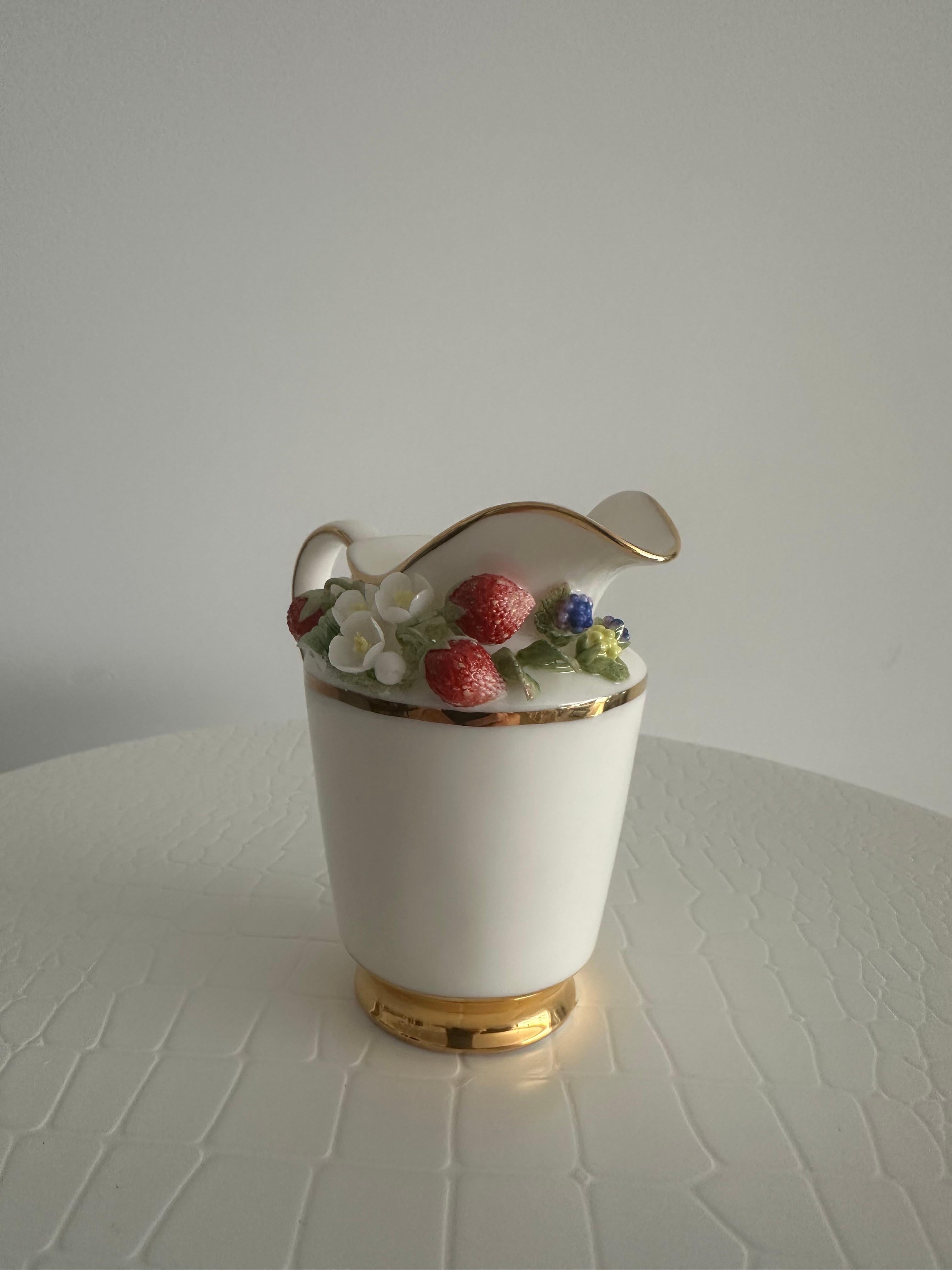 Handmade Relief Gießen Porzellan Dekorative Wilde Erdbeeren Design Milchkännchen (Romantik) im Angebot