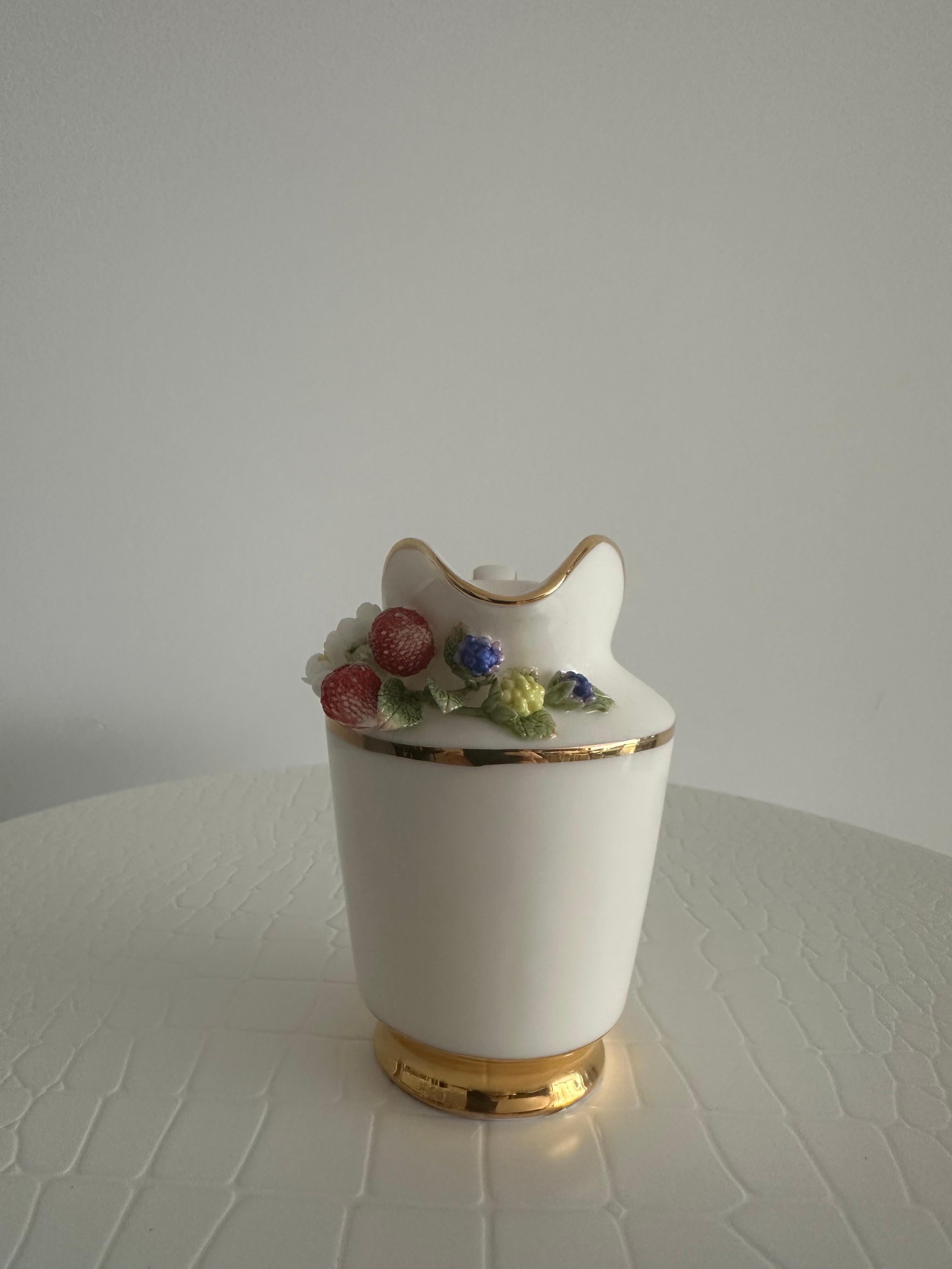 Handmade Relief Gießen Porzellan Dekorative Wilde Erdbeeren Design Milchkännchen (Italienisch) im Angebot