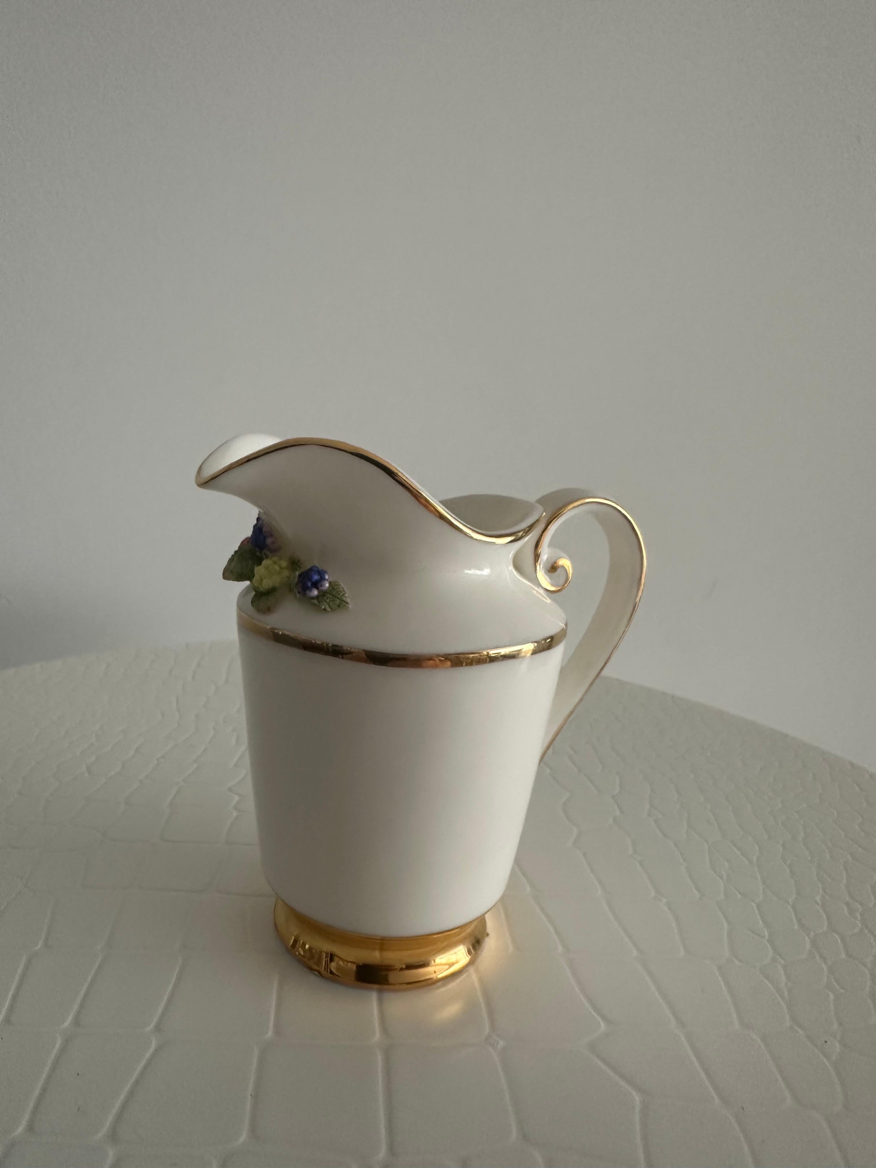 Handmade Relief Gießen Porzellan Dekorative Wilde Erdbeeren Design Milchkännchen (Handgefertigt) im Angebot