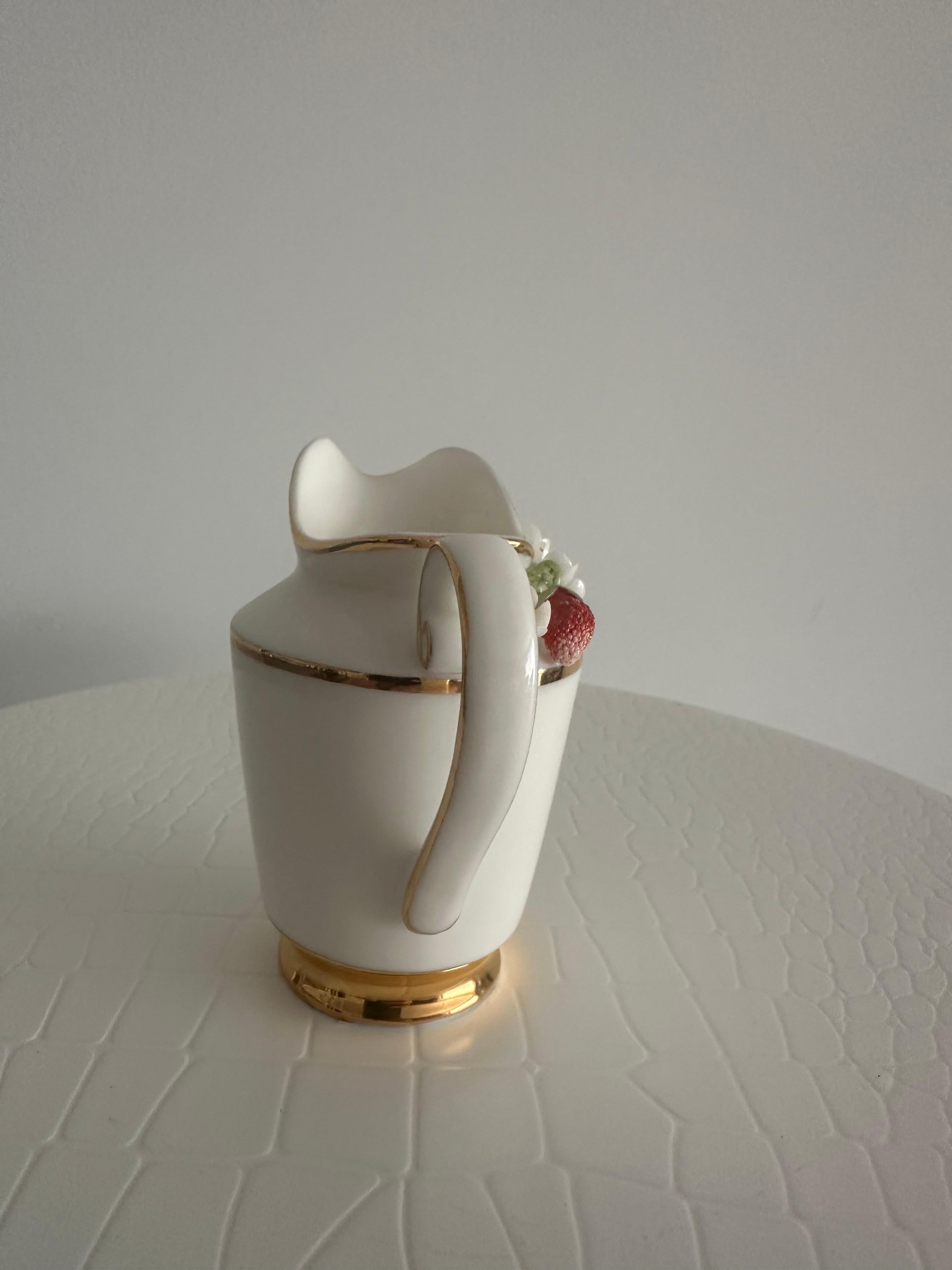 Handmade Relief Gießen Porzellan Dekorative Wilde Erdbeeren Design Milchkännchen im Zustand „Hervorragend“ im Angebot in Hong Kong, HK