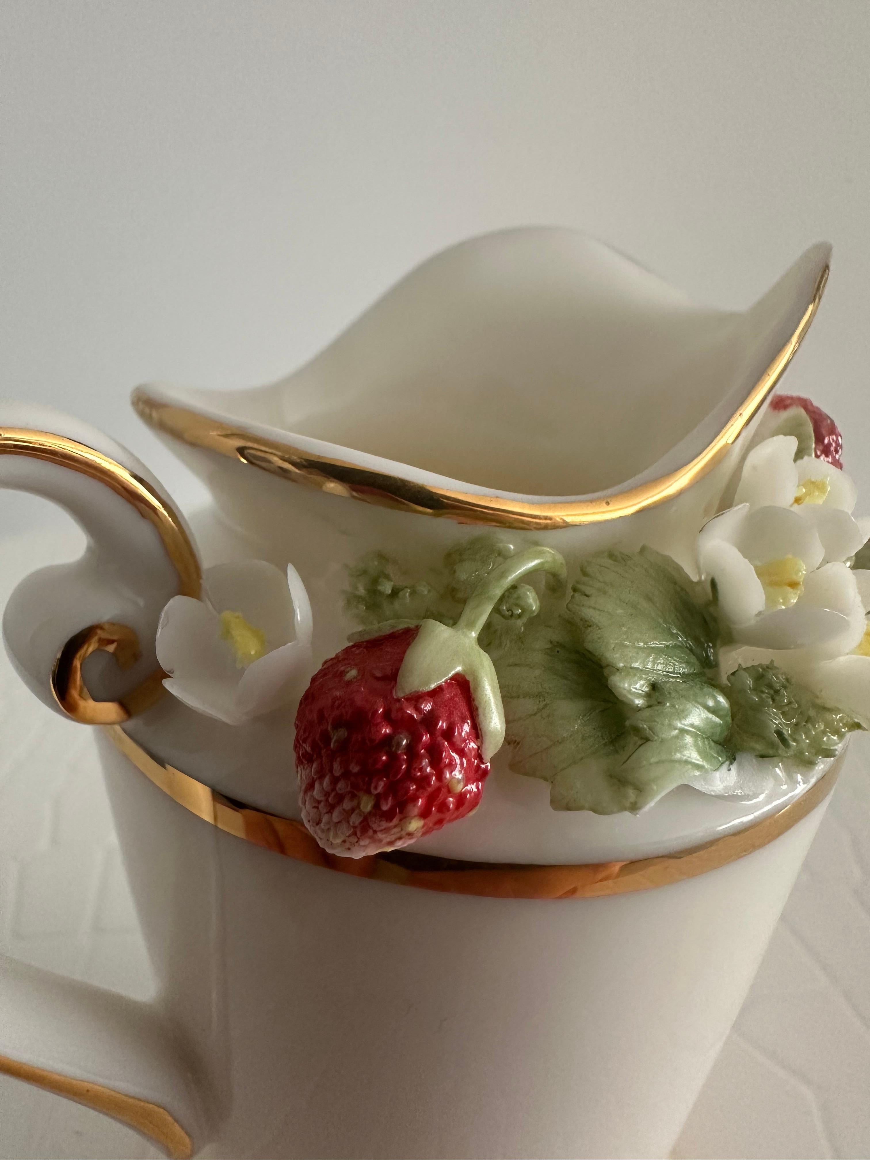 Handmade Relief Gießen Porzellan Dekorative Wilde Erdbeeren Design Milchkännchen im Angebot 1