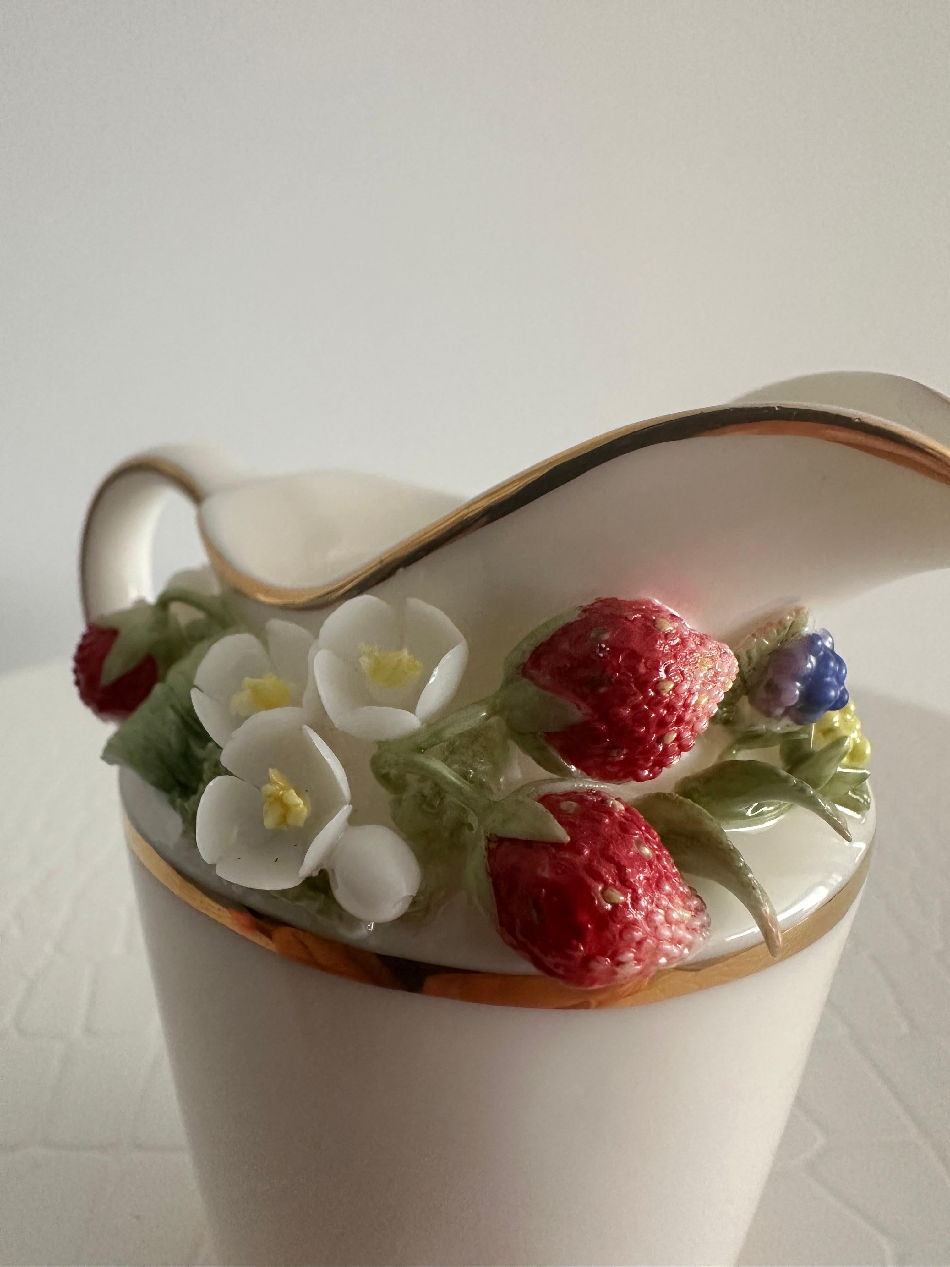 Handmade Relief Gießen Porzellan Dekorative Wilde Erdbeeren Design Milchkännchen im Angebot 2