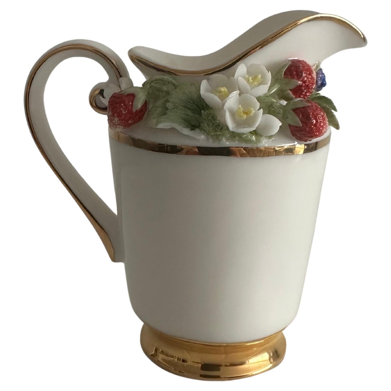 Caraffa in porcellana decorativa con fragole selvatiche, fatta a mano e modellata a rilievo