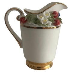Caraffa in porcellana decorativa con fragole selvatiche, fatta a mano e modellata a rilievo