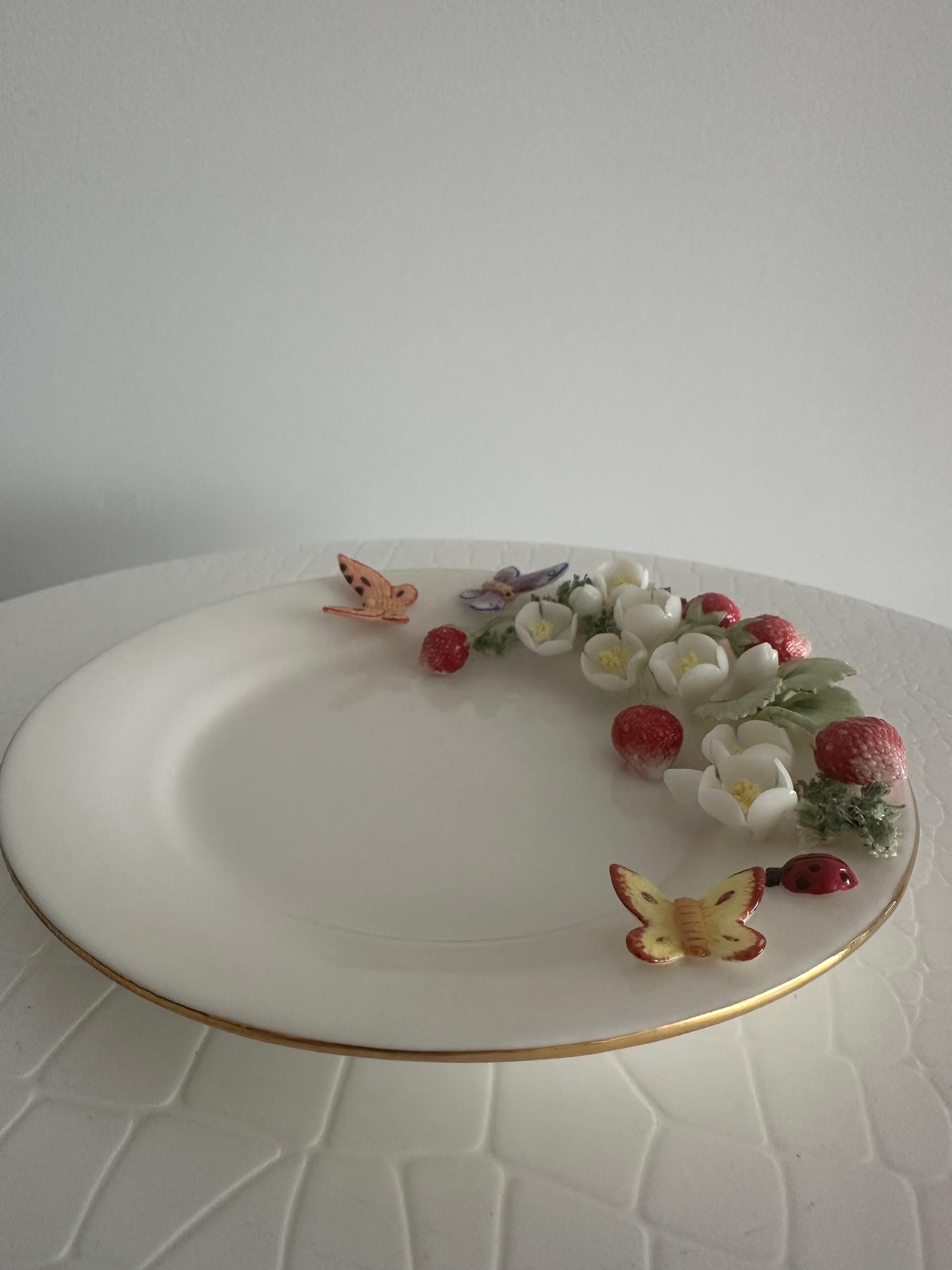 Handgefertigte Relief Gießen Porzellan Dekorative Wilde Erdbeeren Design Teller (Romantik) im Angebot
