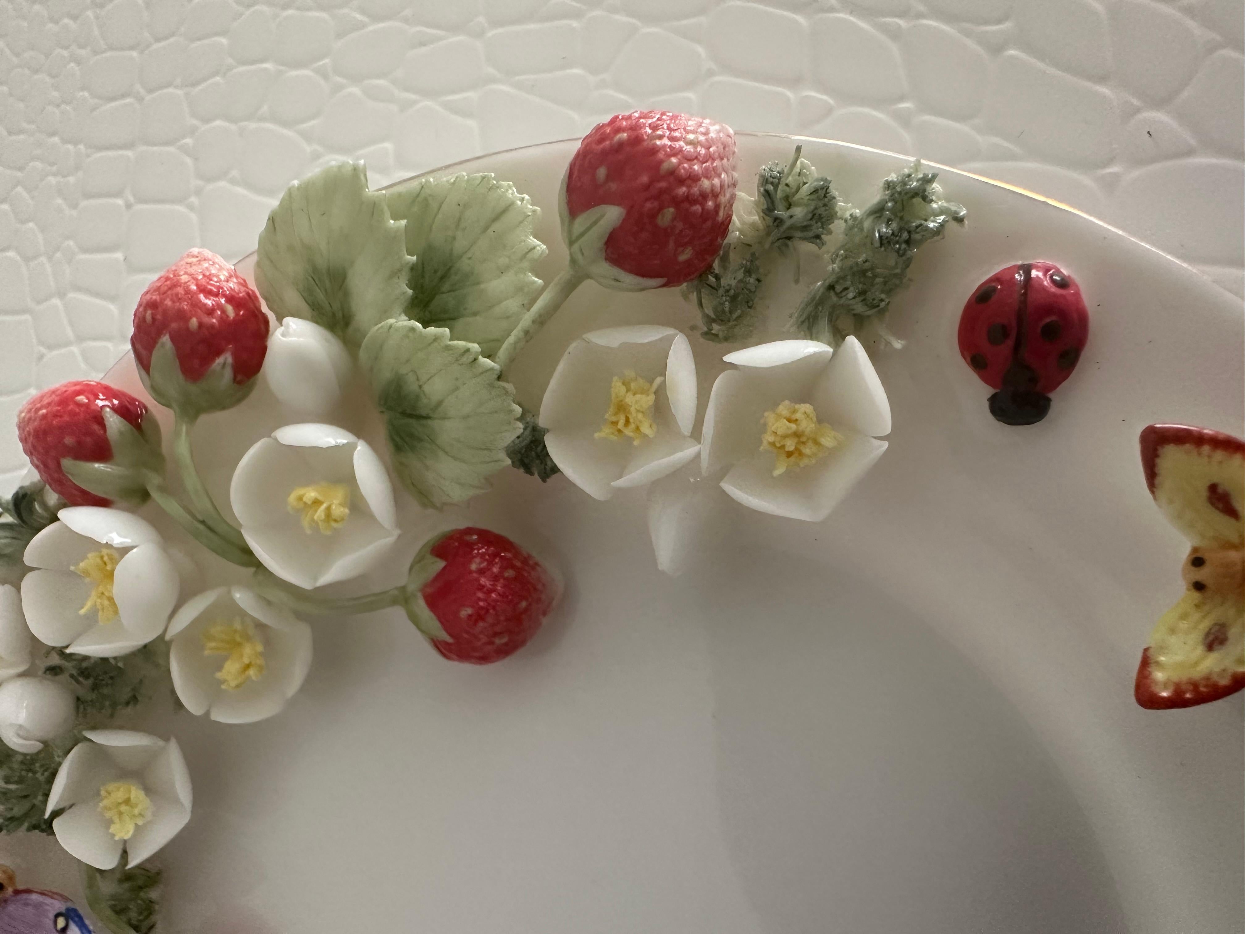 Handgefertigte Relief Gießen Porzellan Dekorative Wilde Erdbeeren Design Teller im Zustand „Hervorragend“ im Angebot in Hong Kong, HK