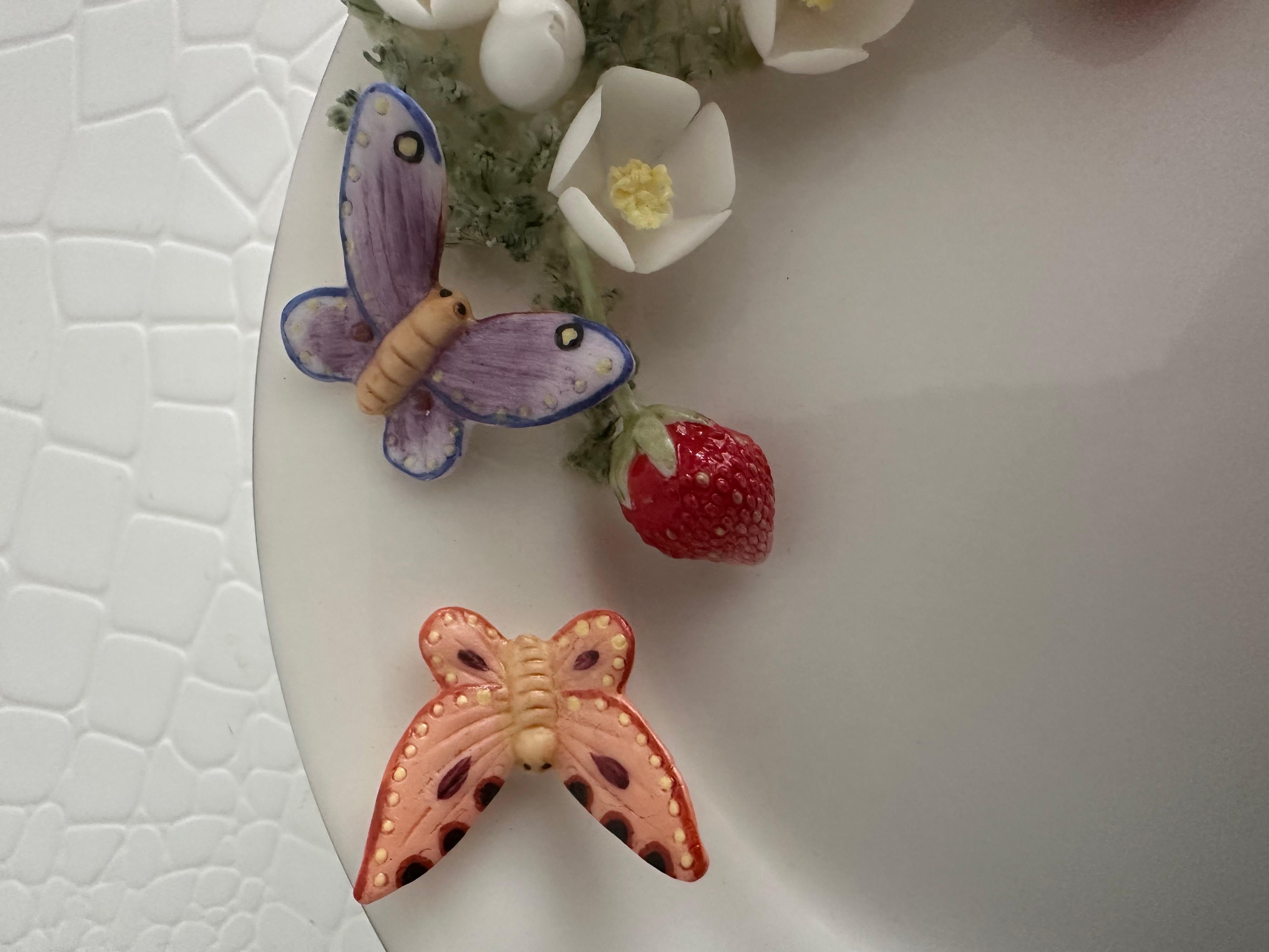 Handgefertigte Relief Gießen Porzellan Dekorative Wilde Erdbeeren Design Teller (21. Jahrhundert und zeitgenössisch) im Angebot