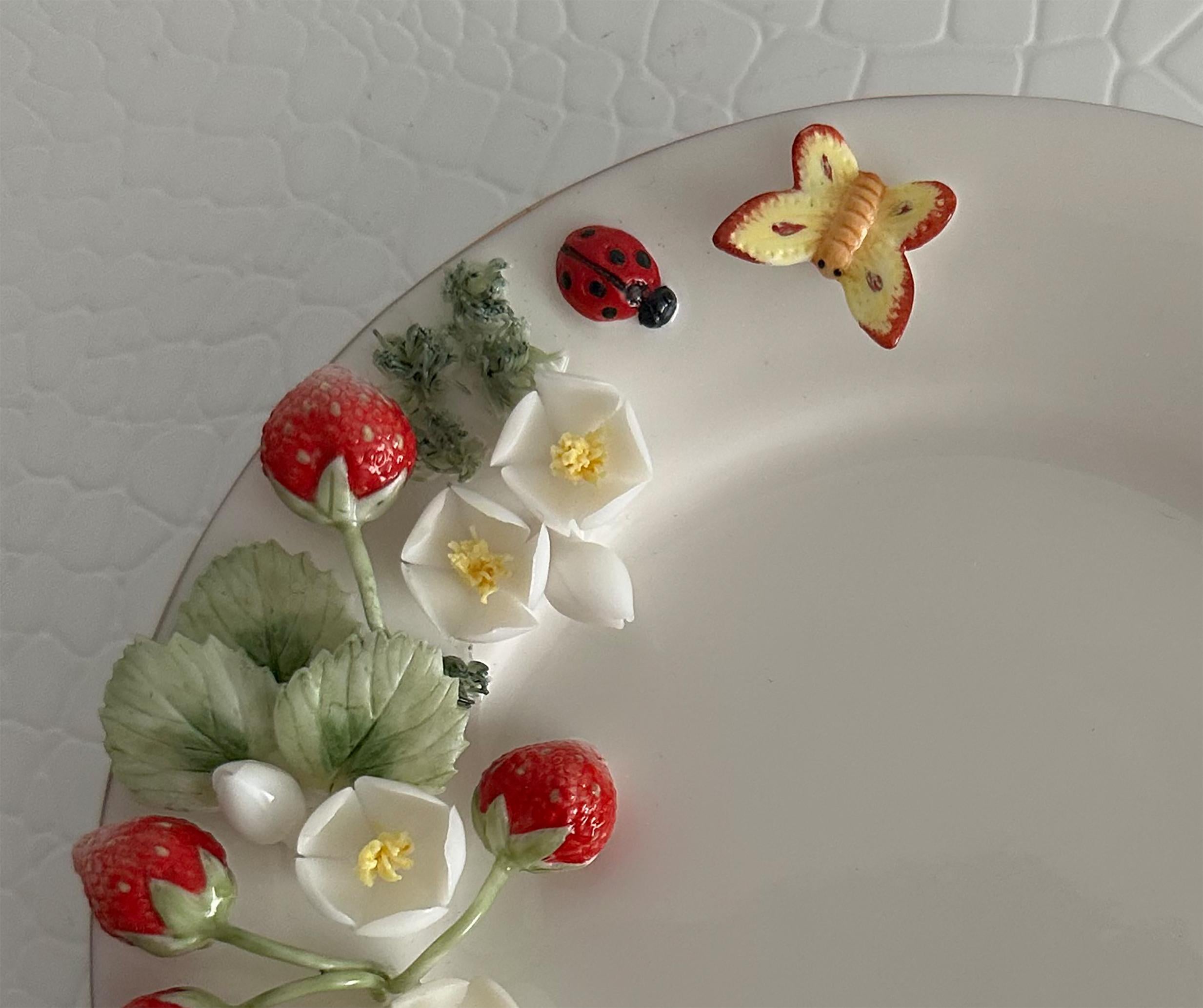 Handgefertigte Relief Gießen Porzellan Dekorative Wilde Erdbeeren Design Teller im Angebot 1