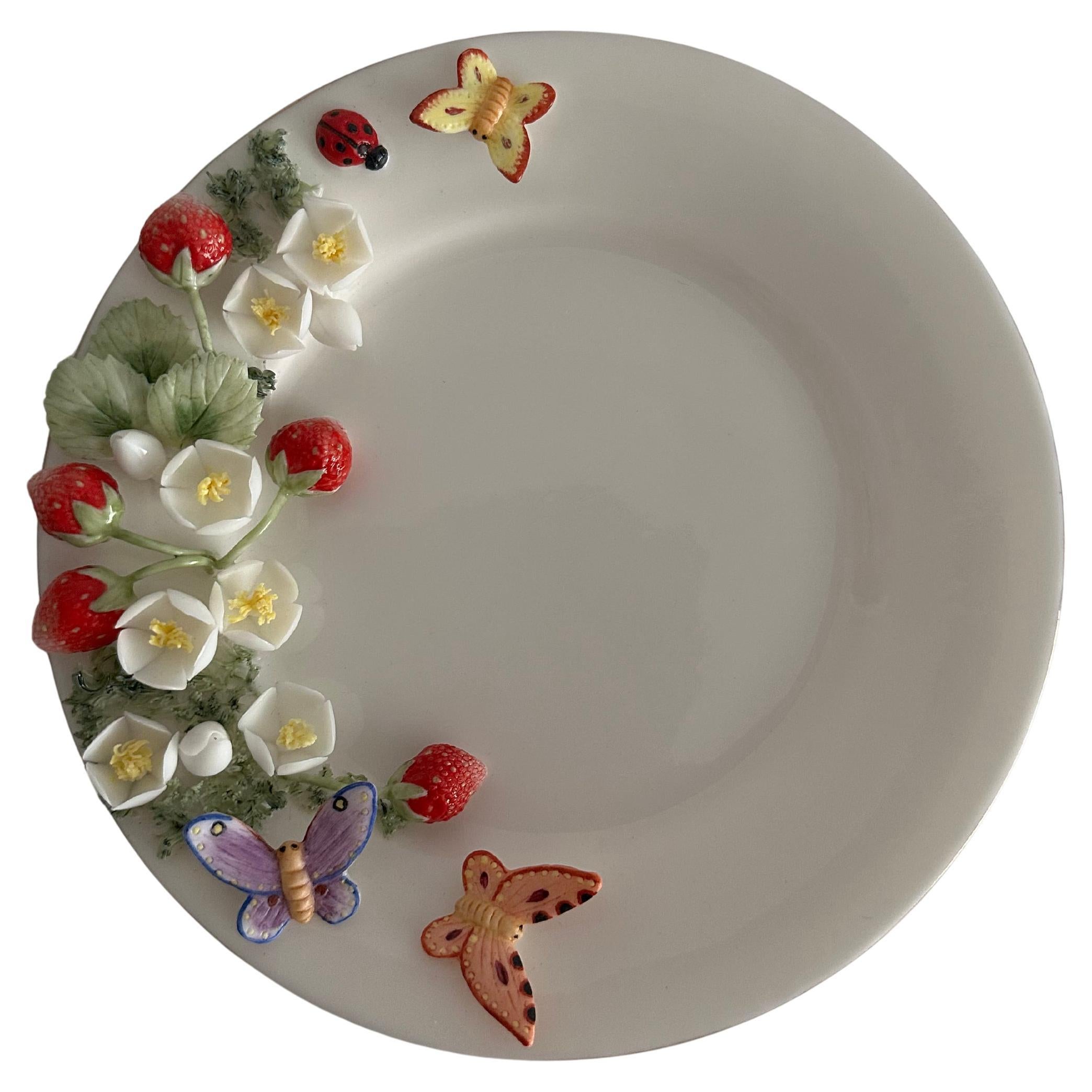 Piatto decorativo di fragole selvatiche fatto a mano con stampaggio a rilievo in porcellana