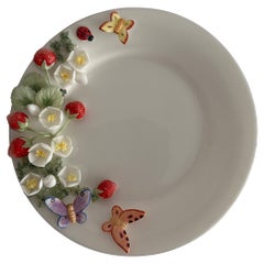 Piatto decorativo di fragole selvatiche fatto a mano con stampaggio a rilievo in porcellana