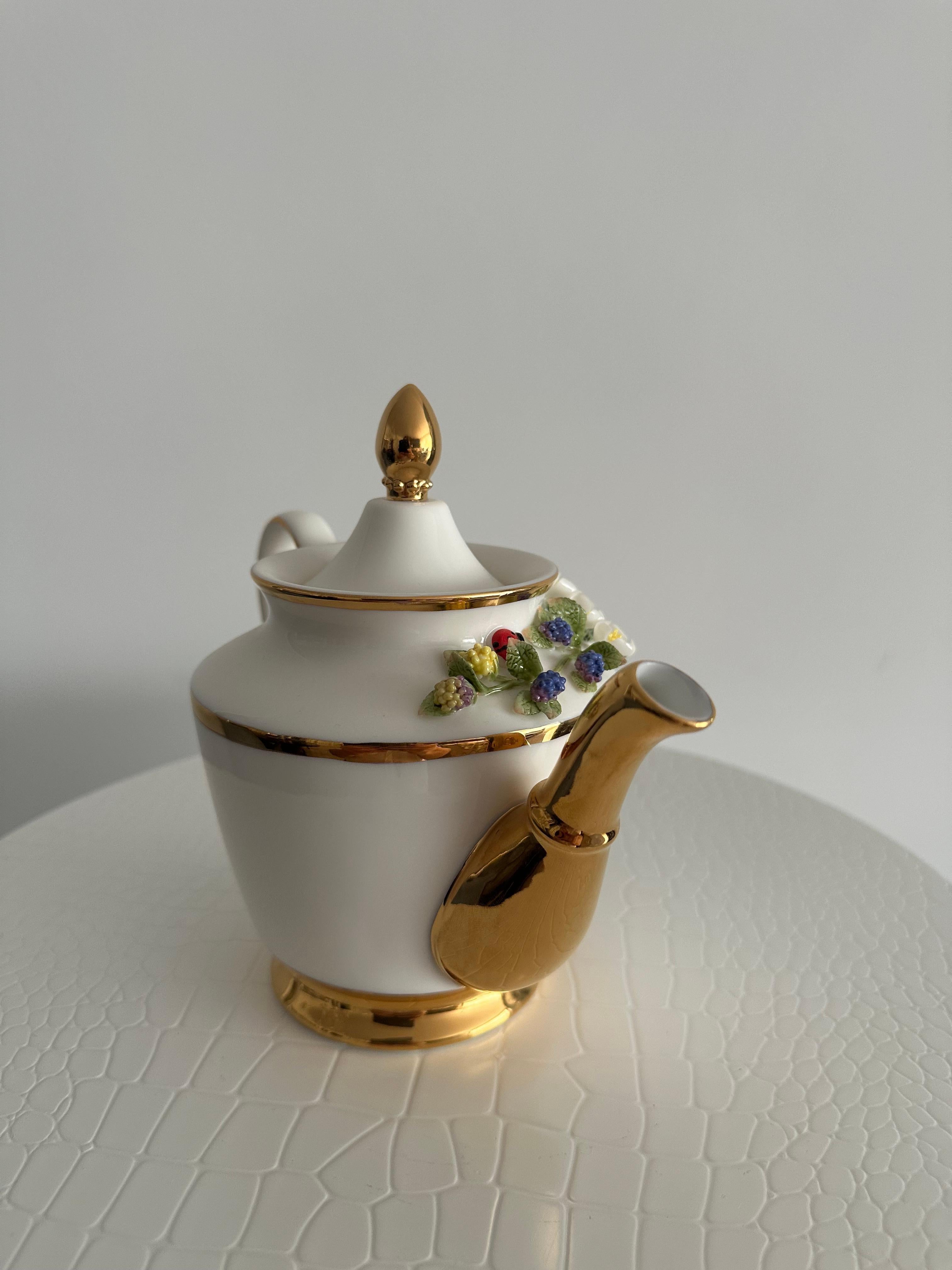 Handmade Relief Gießen Porzellan Dekorative Wilde Erdbeeren Design Topf (Italienisch) im Angebot