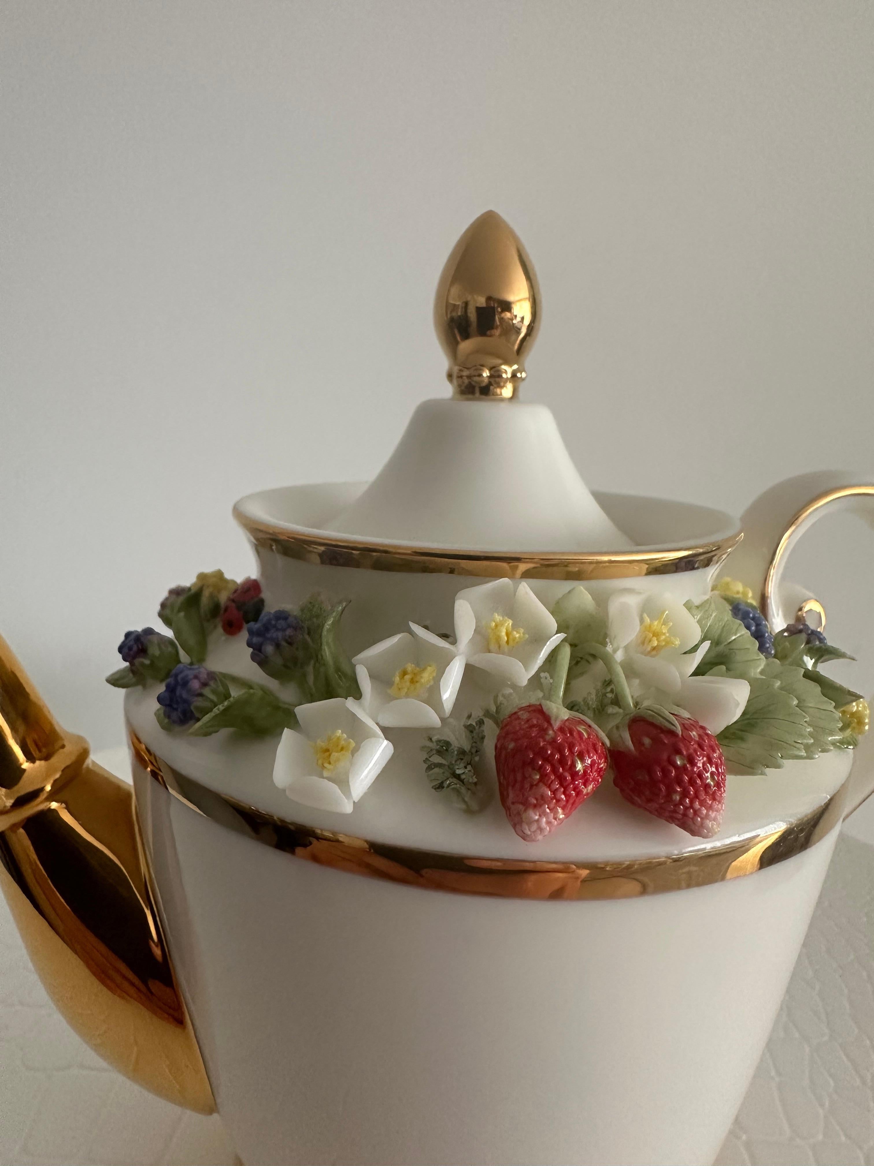 Handmade Relief Gießen Porzellan Dekorative Wilde Erdbeeren Design Topf (Handgefertigt) im Angebot