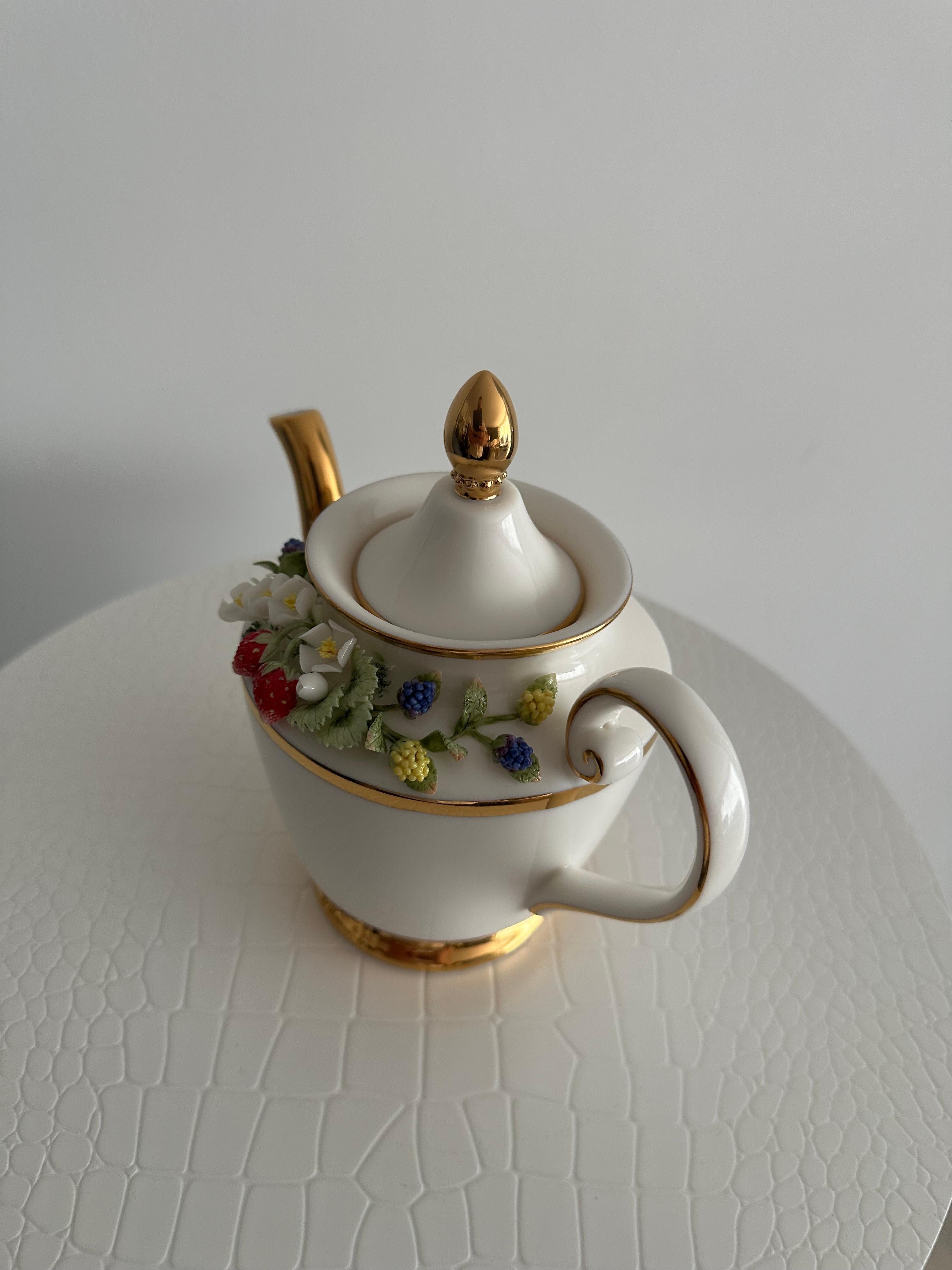 Handmade Relief Gießen Porzellan Dekorative Wilde Erdbeeren Design Topf (21. Jahrhundert und zeitgenössisch) im Angebot