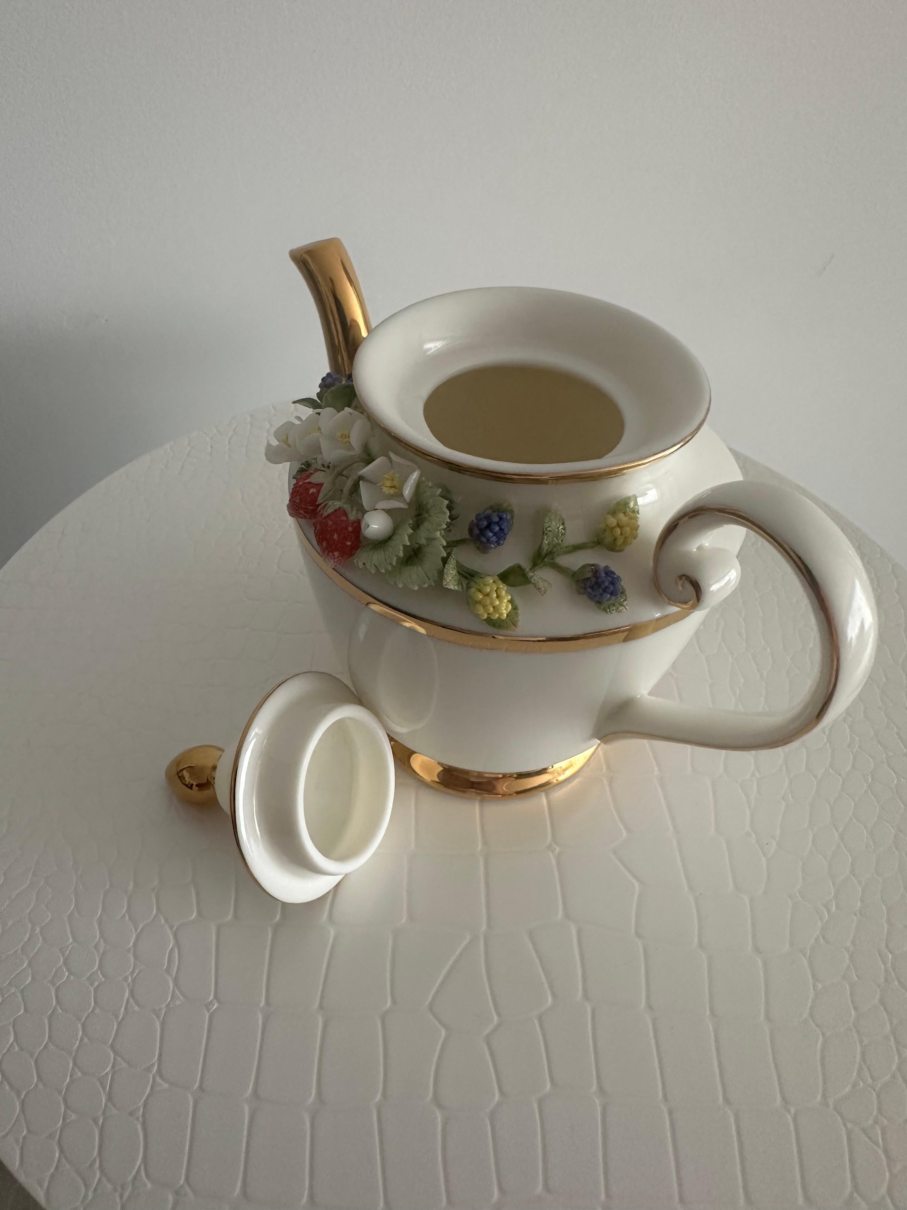 Handmade Relief Gießen Porzellan Dekorative Wilde Erdbeeren Design Topf im Angebot 1
