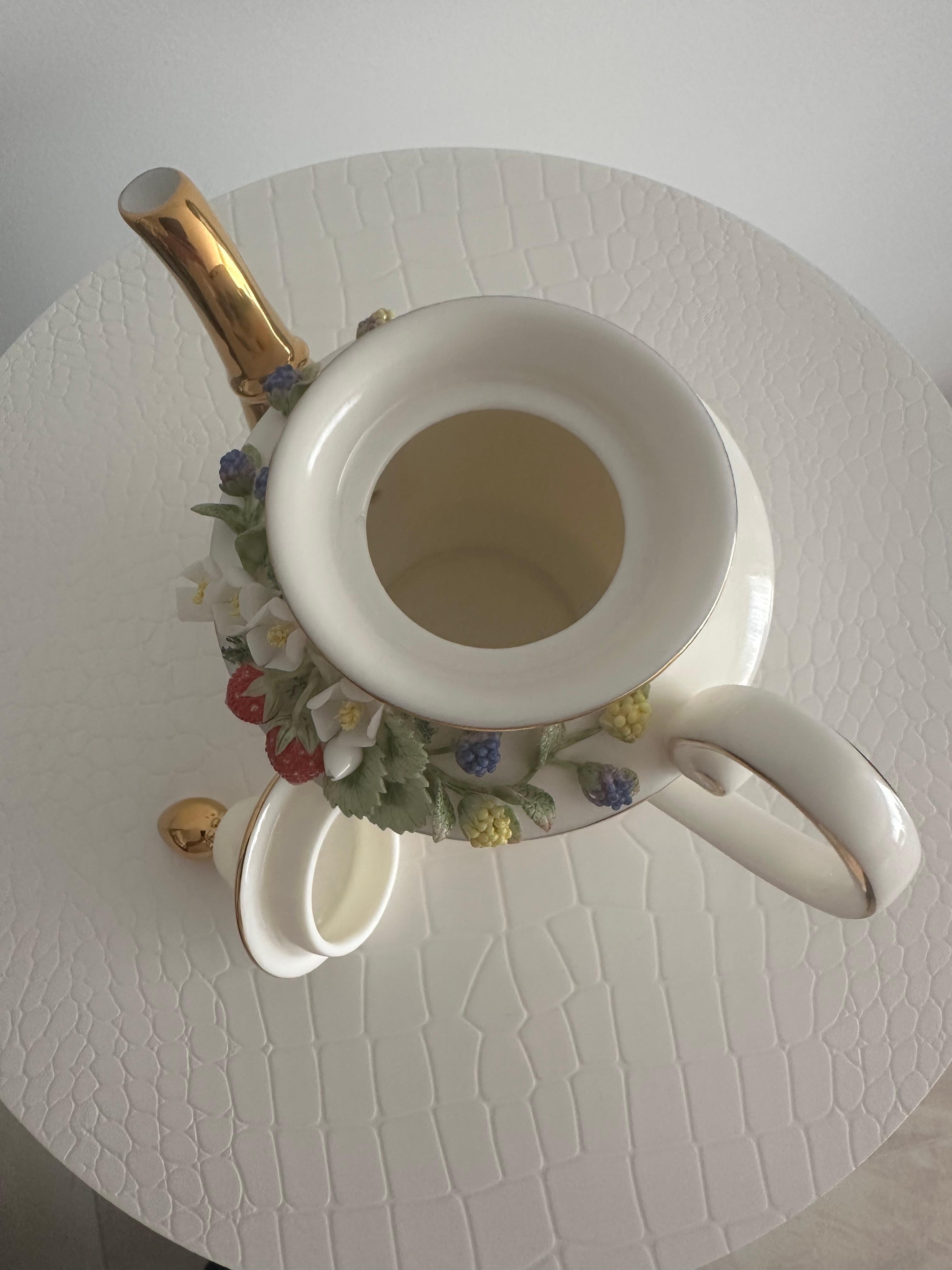 Handmade Relief Gießen Porzellan Dekorative Wilde Erdbeeren Design Topf im Angebot 2