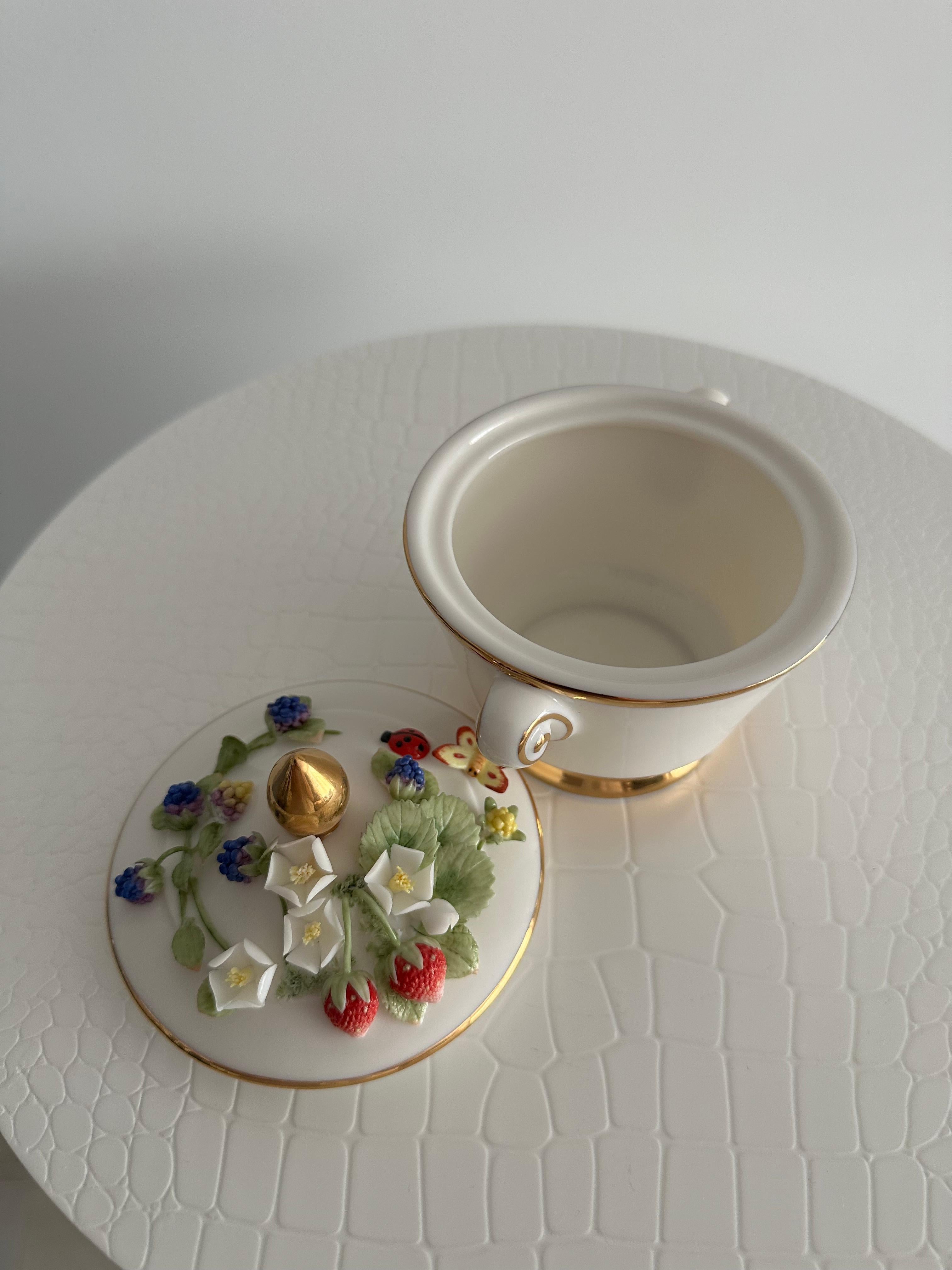 Handgefertigte Relief Gießen Porzellan Dekorative Wilde Erdbeere Design Zuckerdose im Angebot 4