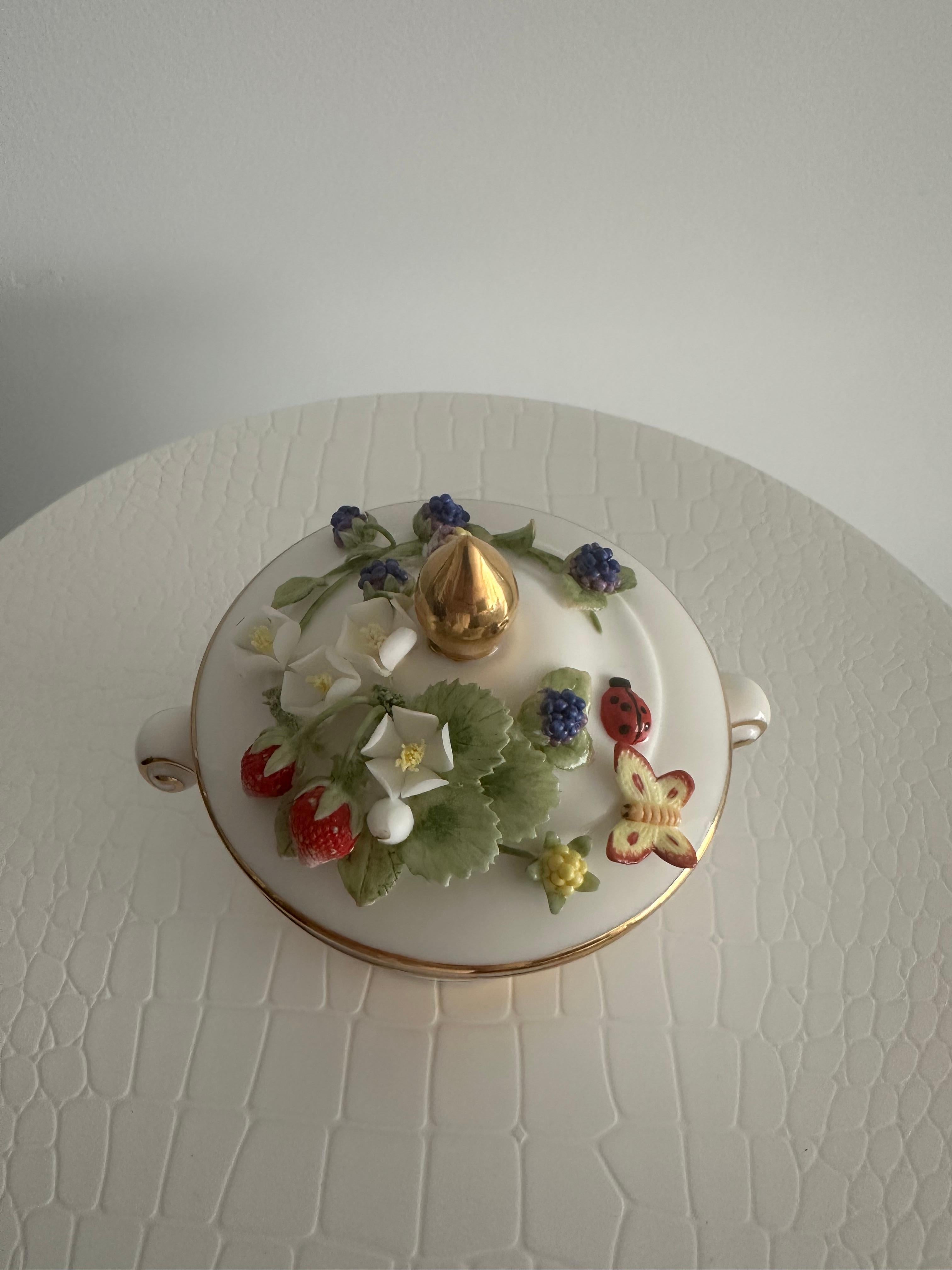 Handgefertigte Relief Gießen Porzellan Dekorative Wilde Erdbeere Design Zuckerdose (Romantik) im Angebot